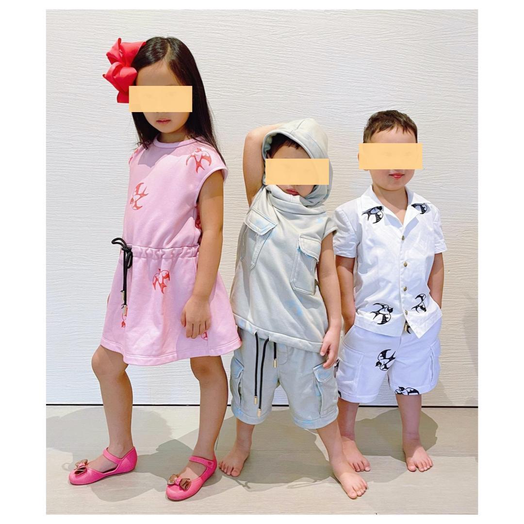 關穎找來大女兒CC(左)、二兒子Phi Phi(右)和么兒DD(中)為Daniel Wong走秀。(Daniel Wong提供)