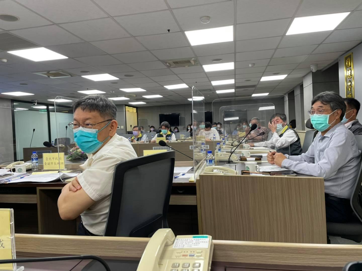 北農近日爆發群聚感染事件，台北市長柯文哲（左1）和衛福部長陳時中（右2）等人昨晚也召開會議商討對策。（翻攝自柯文哲臉書）