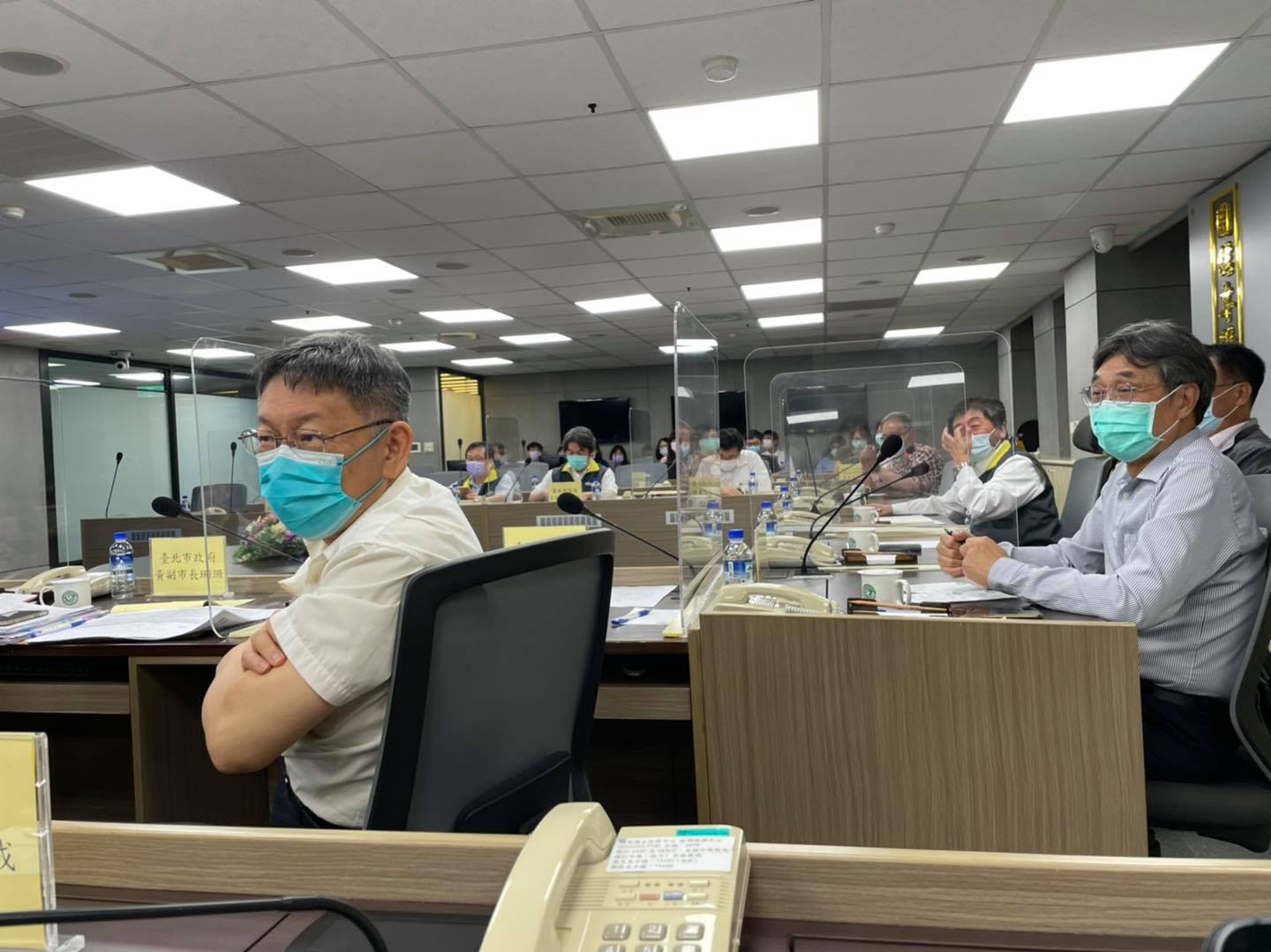 北農近日爆發群聚感染事件，台北市長柯文哲（左1）和衛福部長陳時中（右2）等人昨晚也召開會議商討對策。（翻攝自柯文哲臉書）