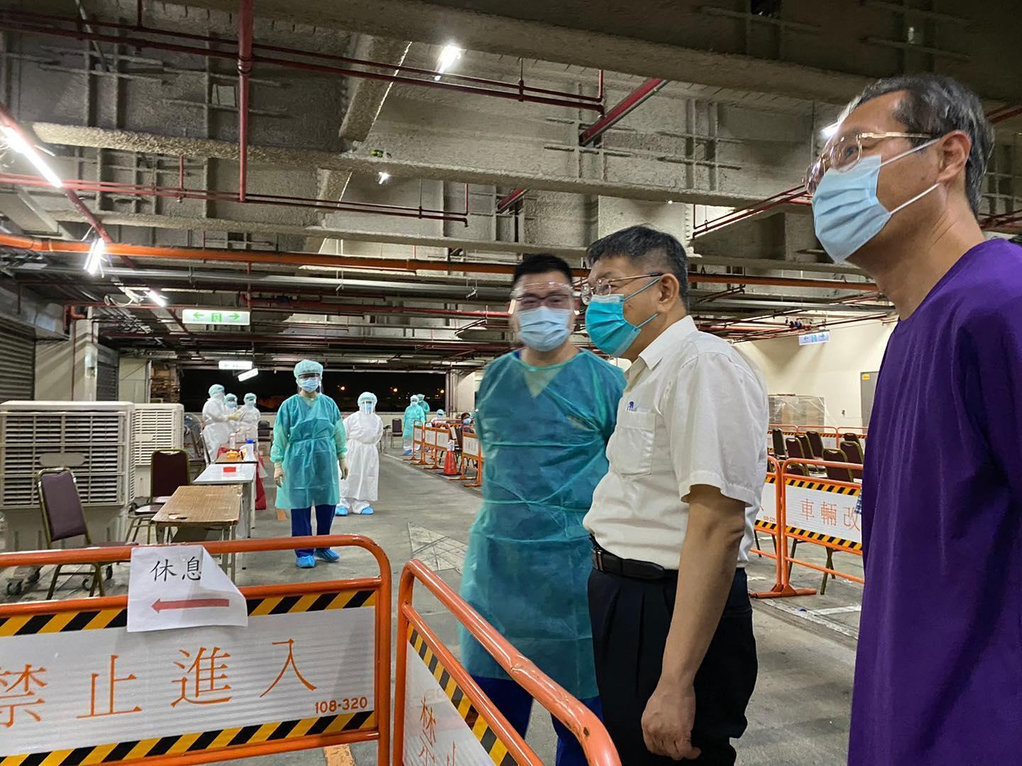 台北市長柯文哲(中)昨日晚間開完會後,也前往濱江市場的快篩站視察。(翻攝自柯文哲臉書)