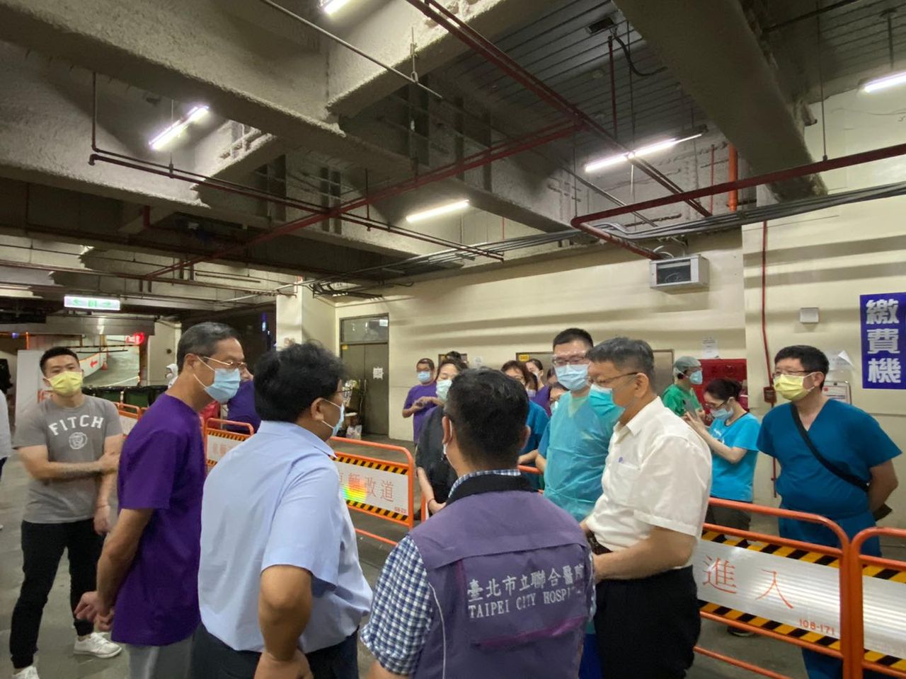 柯文哲（著白襯衫者）昨赴濱江市場快篩站慰問醫護，也喊話北農員工快來做快篩。（翻攝自柯文哲臉書）