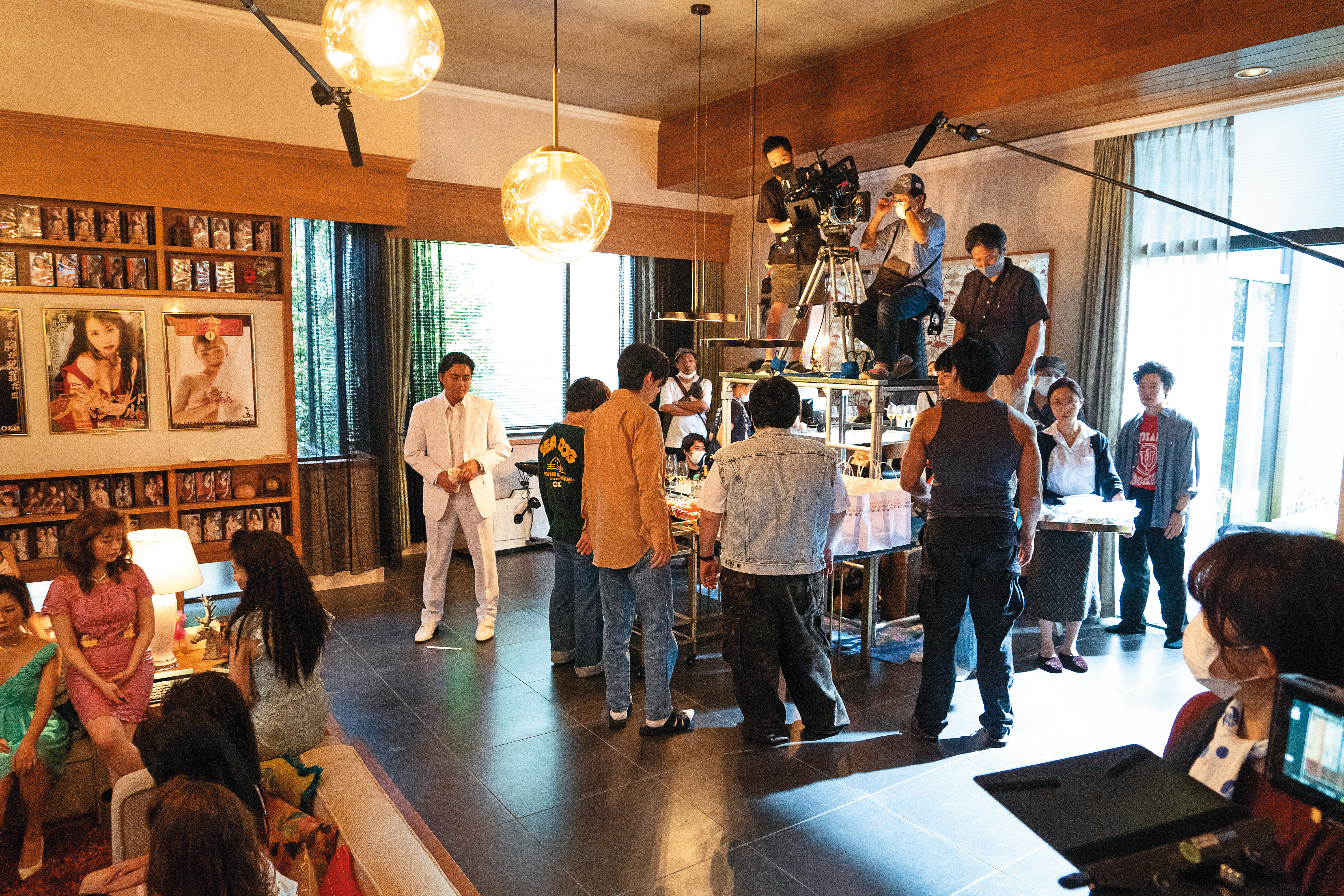 《AV帝王 第2季》開鏡後遇上新冠肺炎疫情，多數拍攝場景都以搭景為主。（Netflix提供）