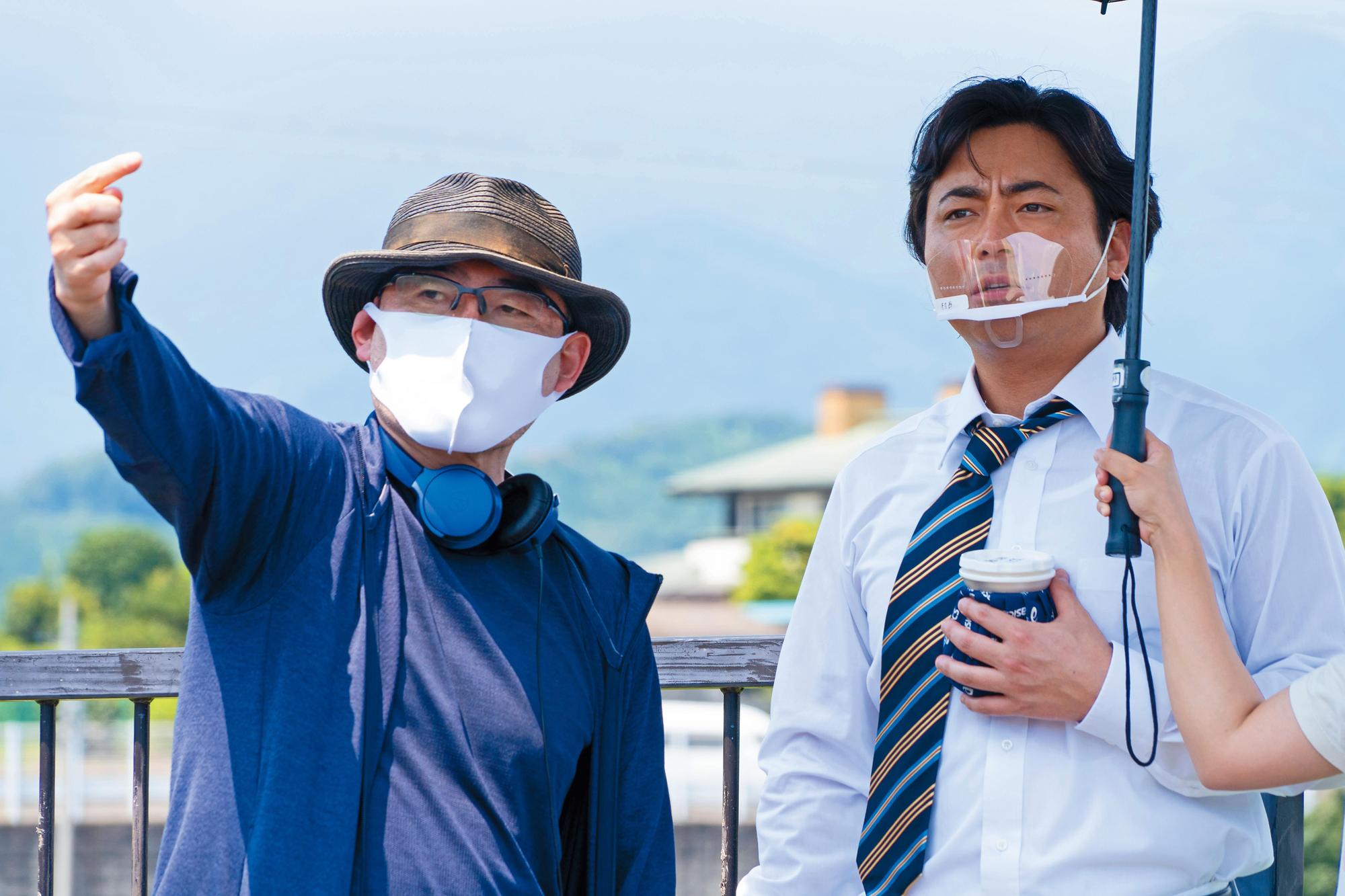 《AV帝王 第2季》受疫情影響去年8月才出外景,導演武正晴(左)全程戴口罩,山田孝之(右)在拍攝前也以面罩阻飛沫。(Netflix提供)