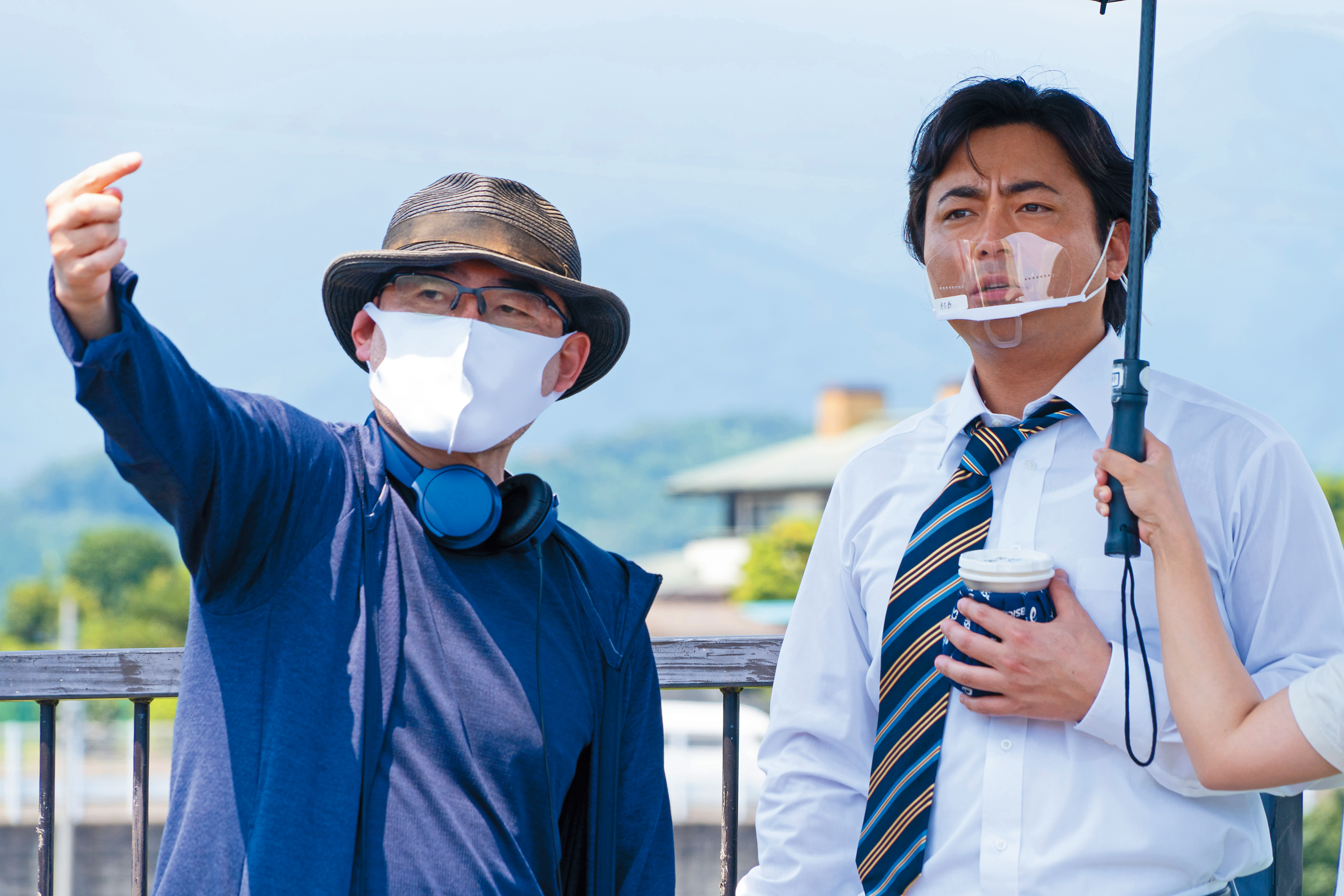 《AV帝王 第2季》受疫情影響去年8月才出外景，導演武正晴（左）全程戴口罩，山田孝之（右）在拍攝前也以面罩阻飛沫。（Netflix提供）
