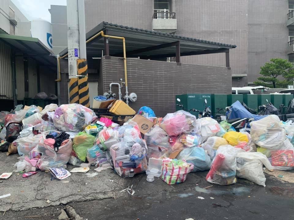 苗栗縣議員曾玟學透露,京元電子把移工的私人物品當成「垃圾」包。(翻攝自曾玟學臉書)