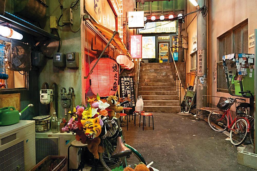 《AV帝王》第1季的主要場景新宿歌舞伎町,全靠工作人員搭景完成。(翻攝自Cinema Art Online)