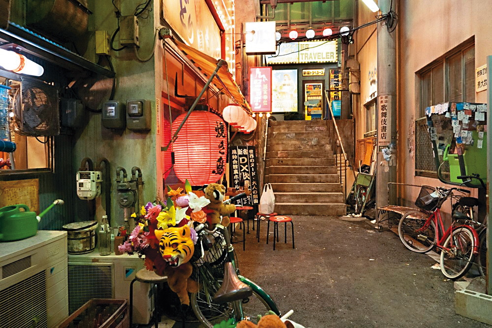 《AV帝王》第1季的主要場景新宿歌舞伎町，全靠工作人員搭景完成。（翻攝自Cinema Art Online）
