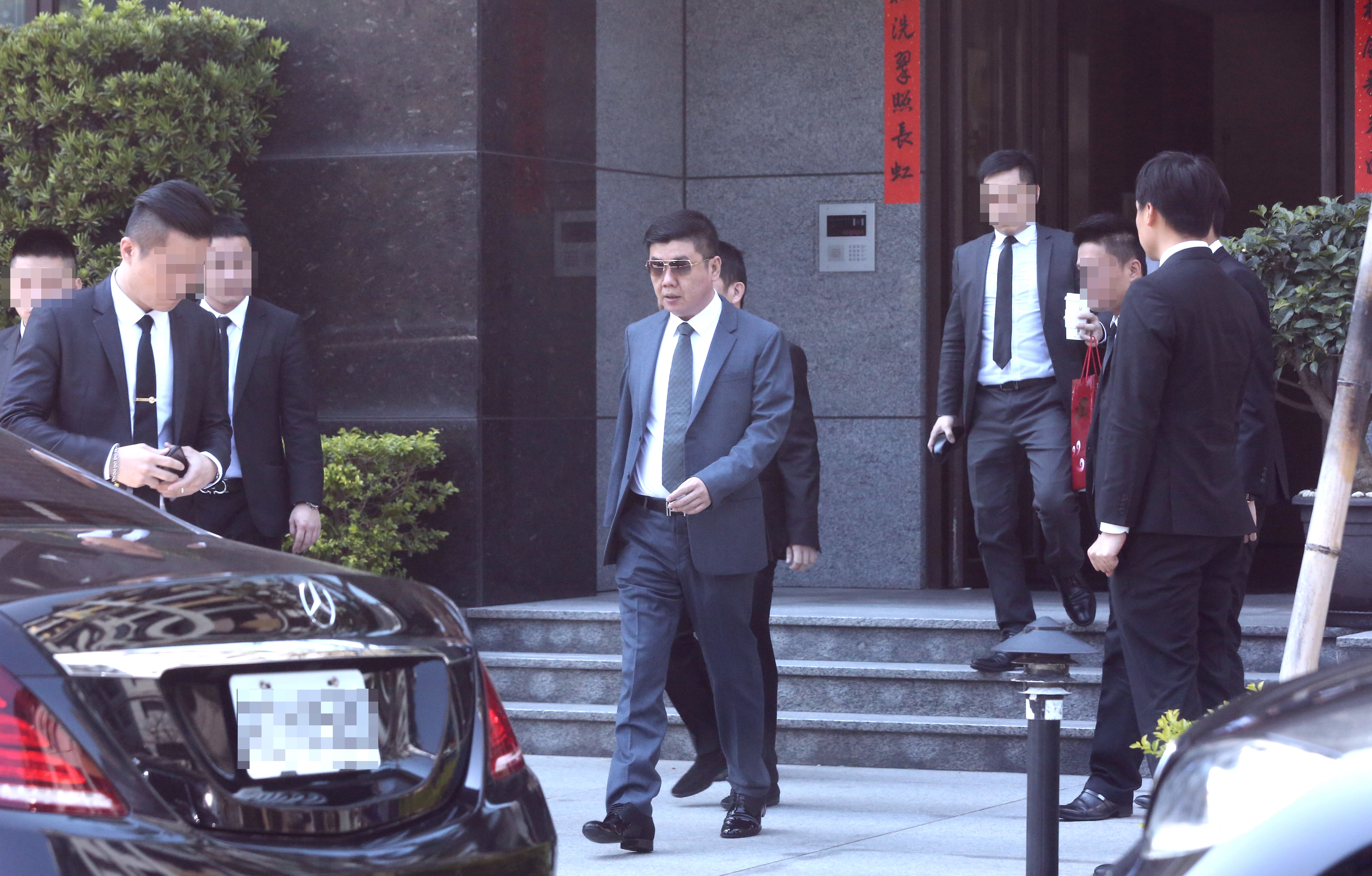  「鐵霸」曾盈富（中）曾是太陽會悍衛隊長，後來也經吳桐潭推舉，成為天道盟第五任盟主。（本刊資料照）