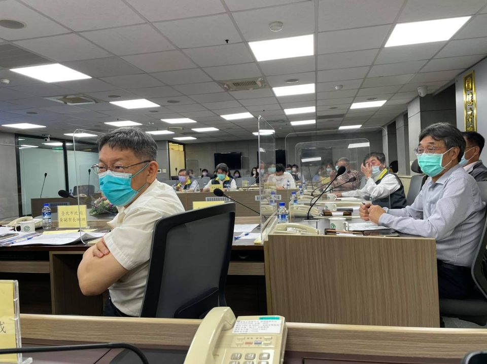 針對北農群聚感染事件，柯文哲首度赴中央流行疫情指揮中心討論。（翻攝自柯文哲臉書）