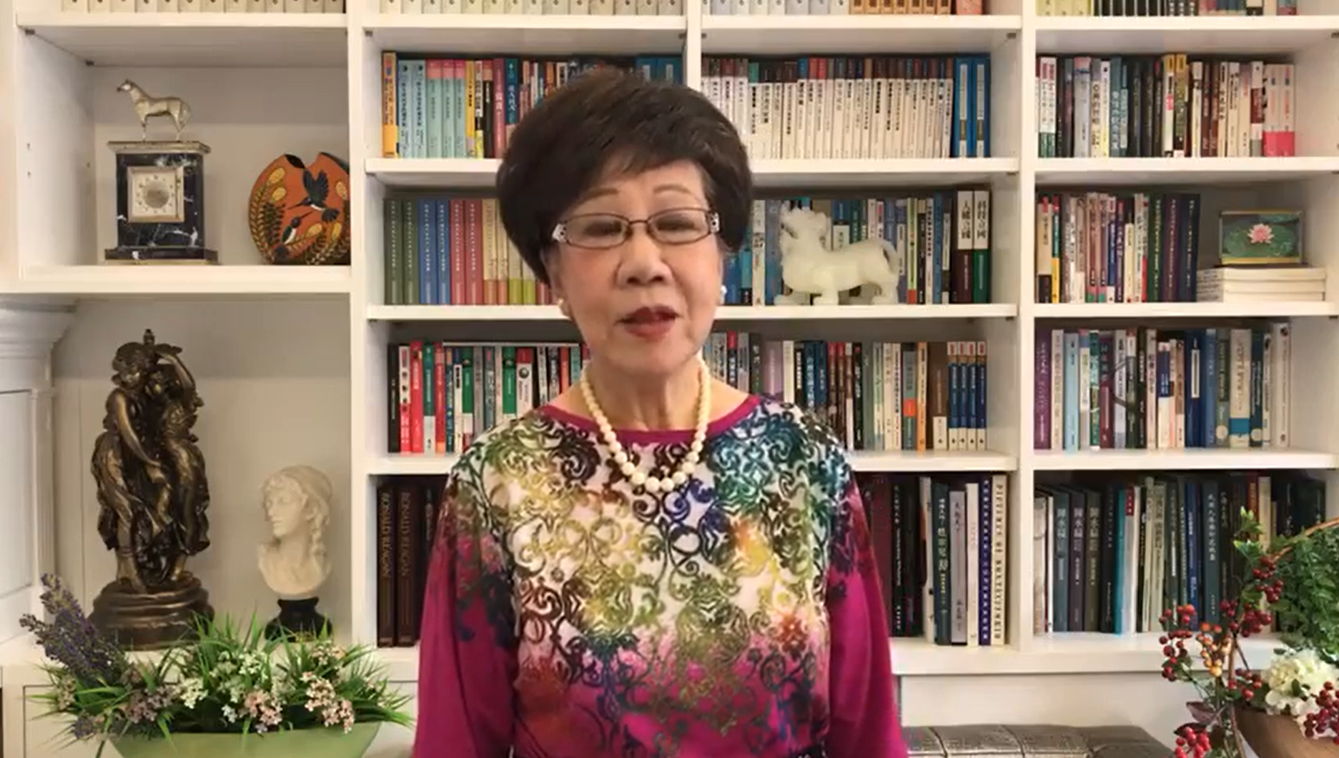 前副總統呂秀蓮今午透過臉書表示「世界和平評審委員會」及「世界和諧基金會」表達願意協助台灣洽購疫苗。（翻攝呂秀臉臉書）