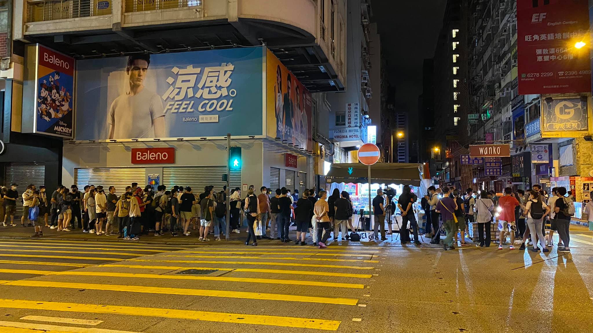 香港市民漏夜排隊,搶買今日出刊的最後一期《蘋果日報》。(翻攝自「香港突發事故報料區」臉書)