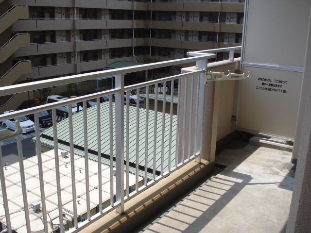 一位網友的妻小沒有佩戴口罩，在自家陽台透氣解悶，卻遭路人狠嗆「要報警」。（示意圖，photoAC）