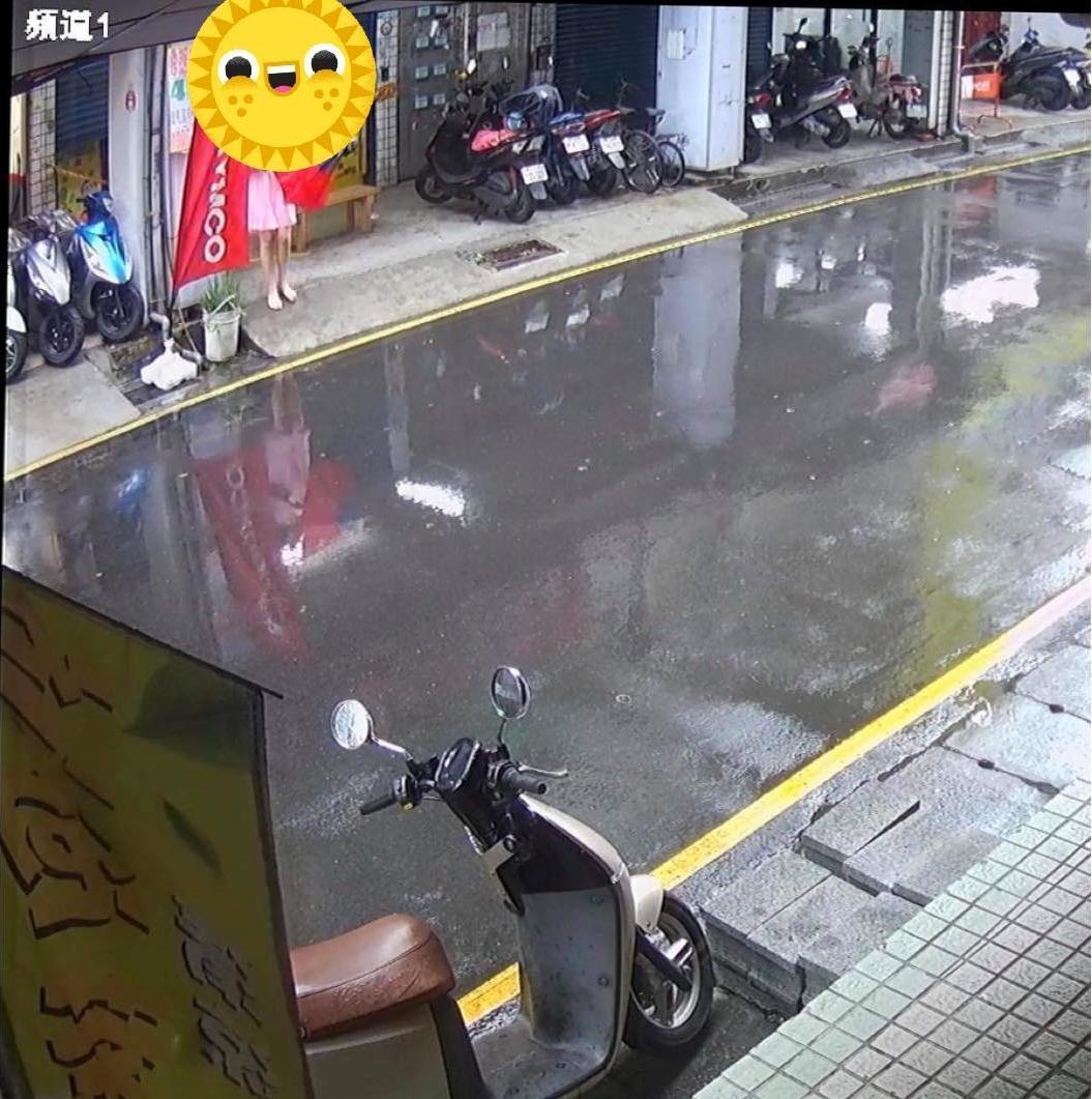 發文者請樓下店家提供監視器畫面,表示該路人實際上也並未戴口罩。(翻攝自臉書社團「爆料公社公開版」)