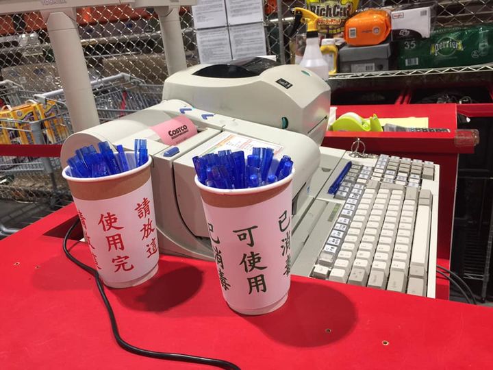 有網友分享到好市多消費，櫃台多了2個筆筒，讓他感覺很貼心。（翻攝自臉書社團「Costco好市多 商品經驗老實說」）