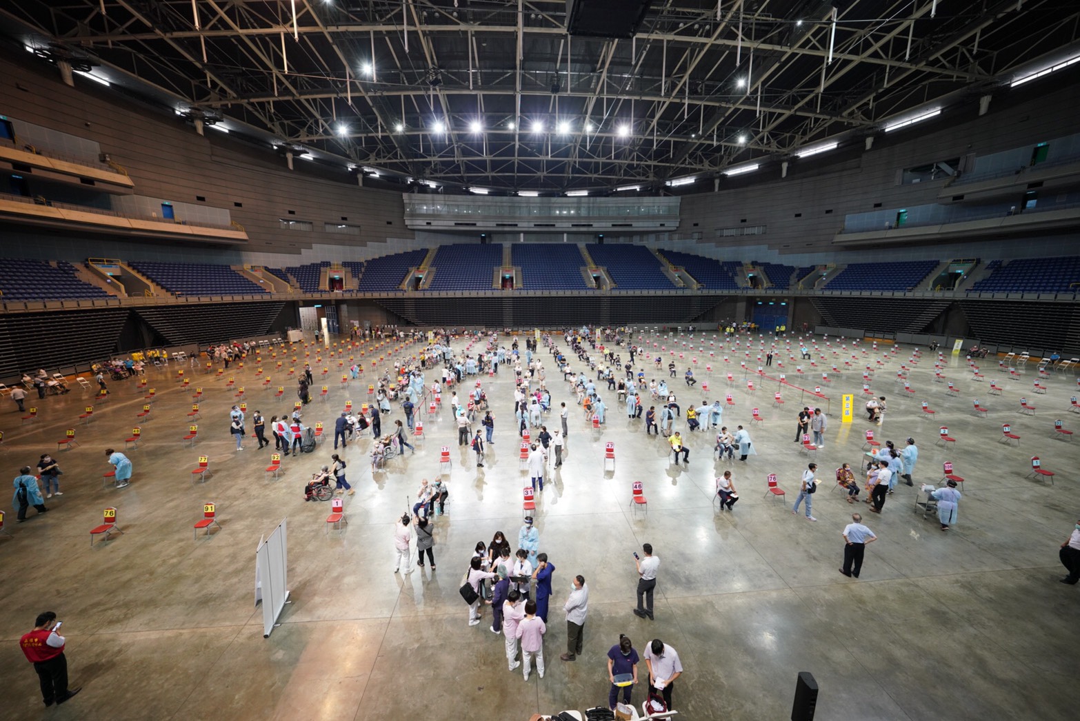 2名未滿18歲的護專生日前於高雄巨蛋打AZ疫苗，高雄市衛生局坦言應是流程有疏誤。圖為高雄巨蛋接種站。（高雄市政府提供）