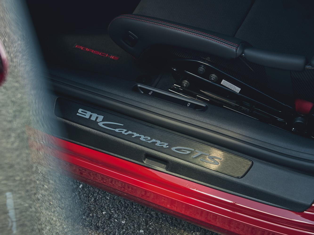 其配置水平對臥六缸引擎具有480 PS  (353 kW ) 動力，可提供比此代911 Carrera S 和上一代的911 GTS多上30 PS (22 kW) 的動力表現。