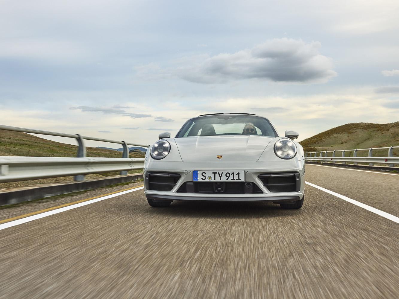 911 Targa 4 GTS則與搭載保時捷主動式懸載調整系統（PASM）的 911 Targa 4 S 共用同個底盤。
