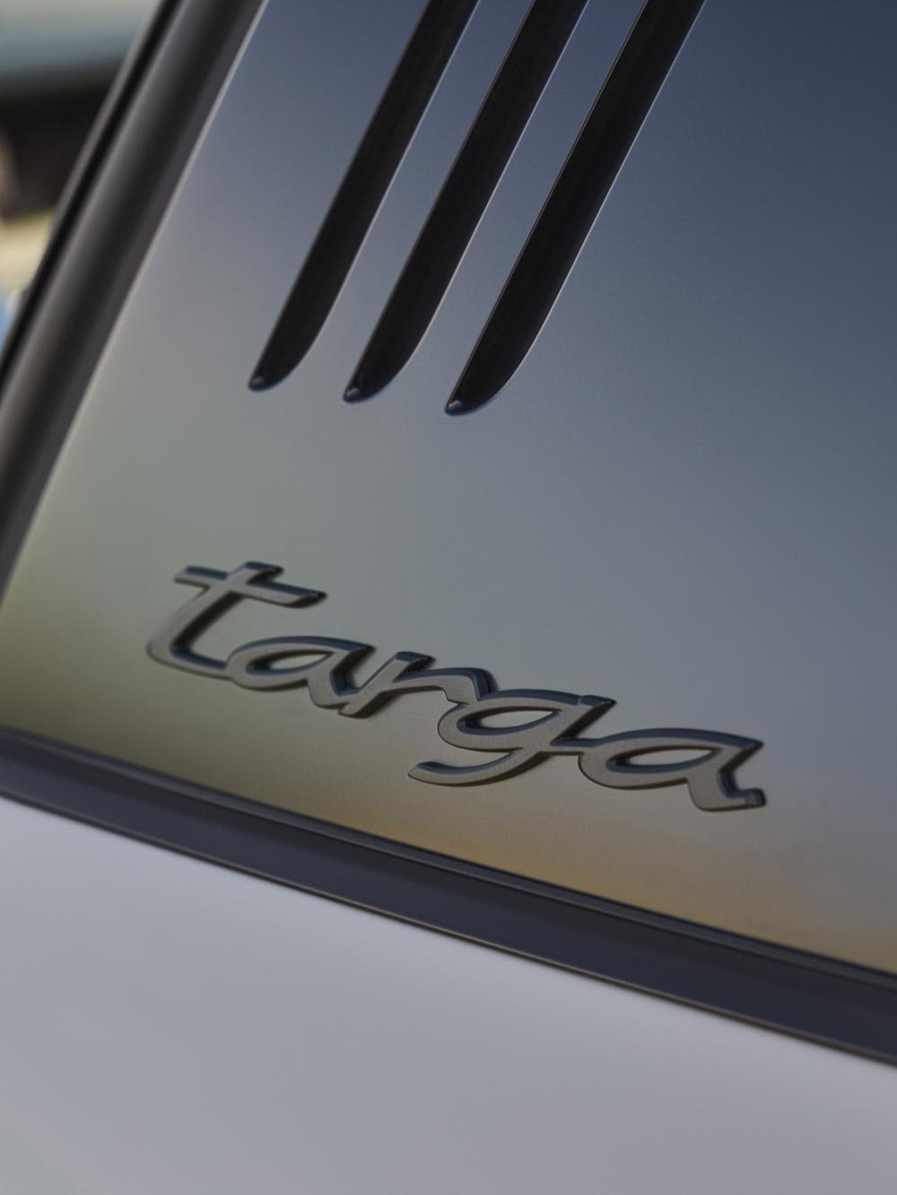 大量暗色及黑色處理的外觀細節是911 GTS的一大特徵。在911 Targa 4 GTS上，這樣的外型特色也延伸到Targa著名的防滾桿以及其銘牌徽飾。