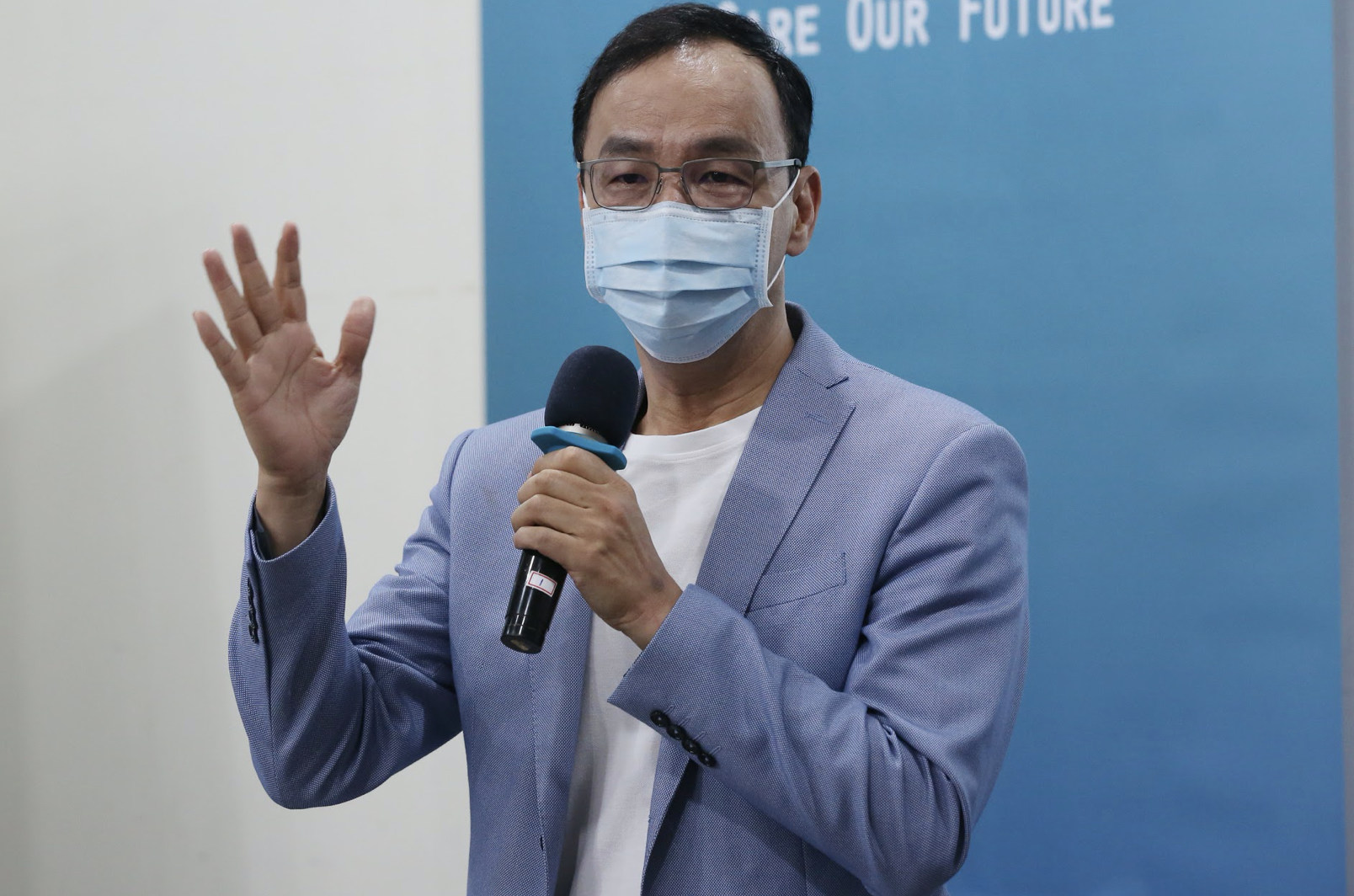 前新北市長朱立倫今（24日）表示，面對各種變種病毒，台灣無論是打第3劑疫苗或是「2代疫苗」的準備都是0。