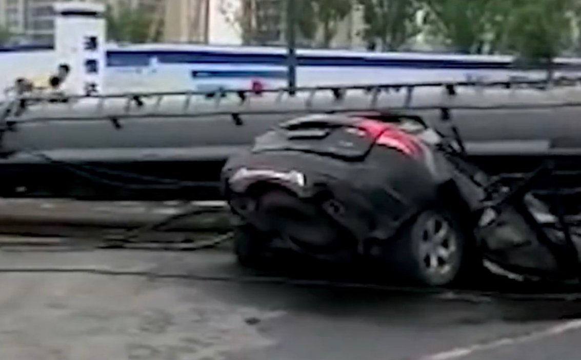 中國大陸智科技監事趙慶，開車時遭打樁機重壓身亡。（翻攝自《新浪財經》）