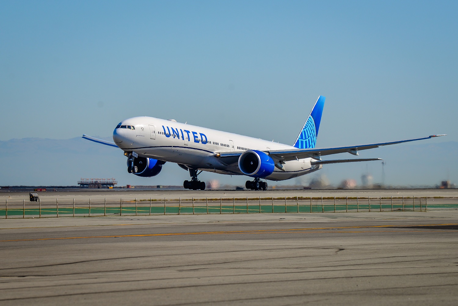 聯合航空台北—舊金山直飛航班使用B777-300ER機型執飛，協助旅客輕鬆往來台美兩地。（聯合航空提供）