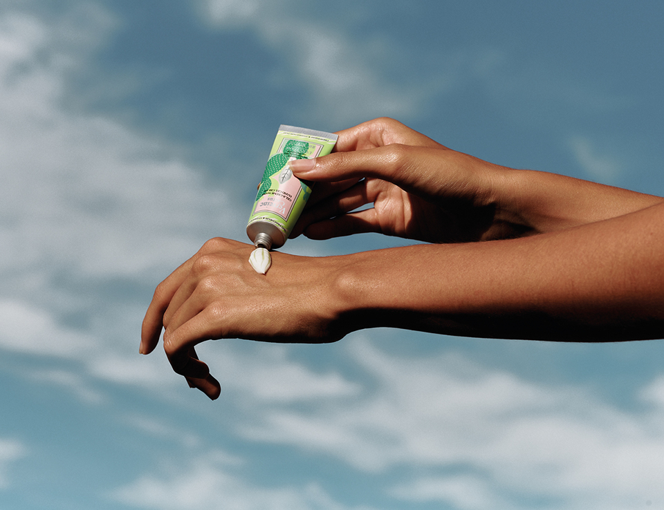 因為疫情關係大大增加洗手的次數，一條讓人安心的護手霜，在這種時刻格重要，除了睡前保養，每次洗完手後滋潤一下，免除手部肌膚乾燥、脫皮的狀況。（L’OCCITANE提供）