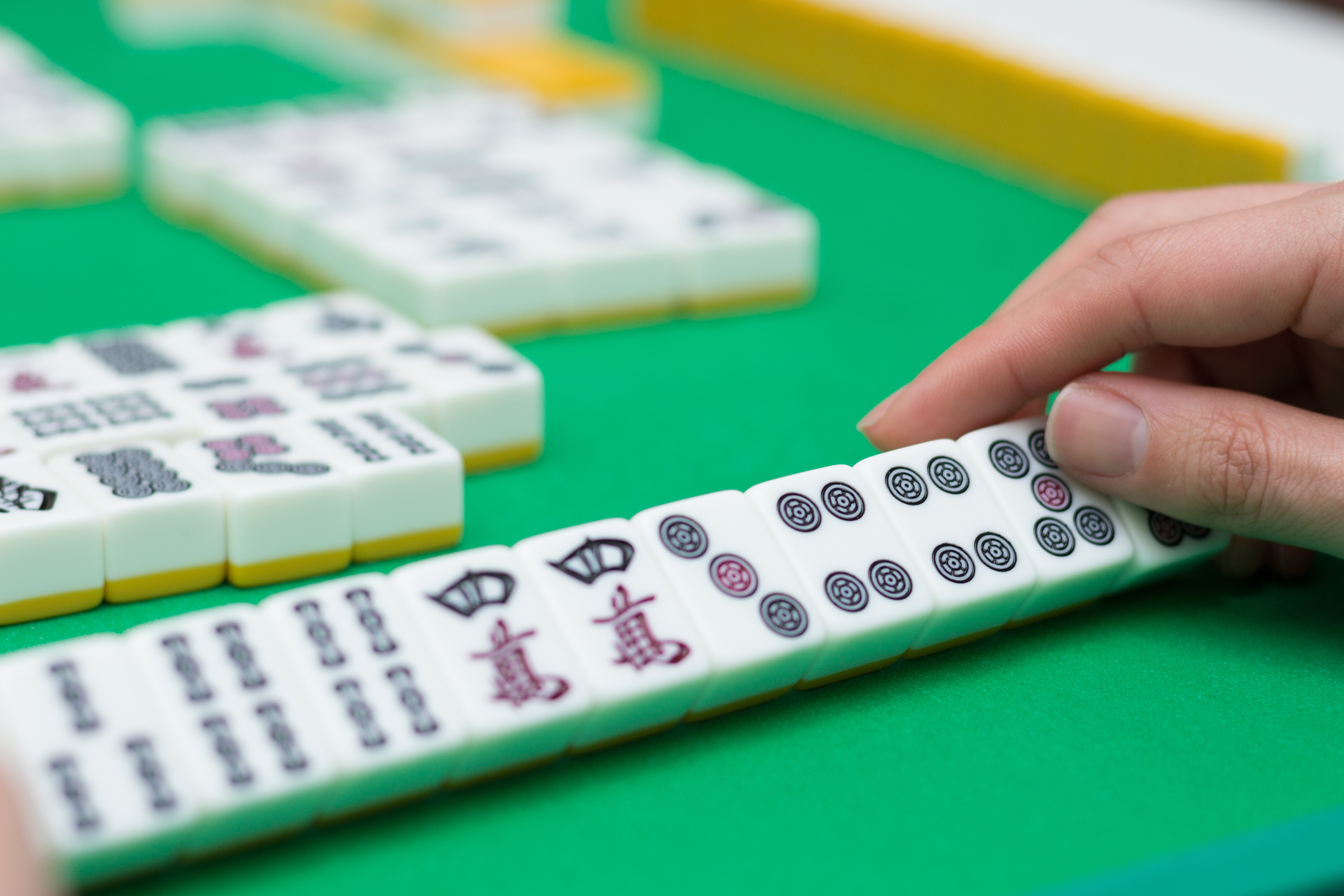 「家庭式賭場」場主因疫情關係，有些改賣電動麻將桌，有些轉為線上賭博遊戲的代理商，照樣抽水錢。（示意圖，東方IC）