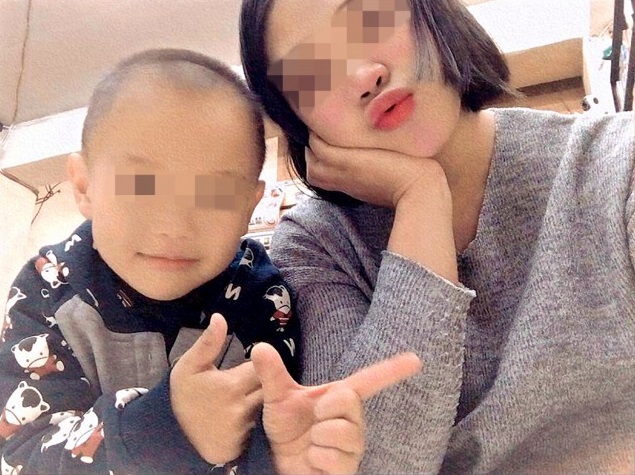 4歲男童疑遭母親同居人虐打致死，母親臉書PO出與兒子快樂合照。（翻攝臉書）