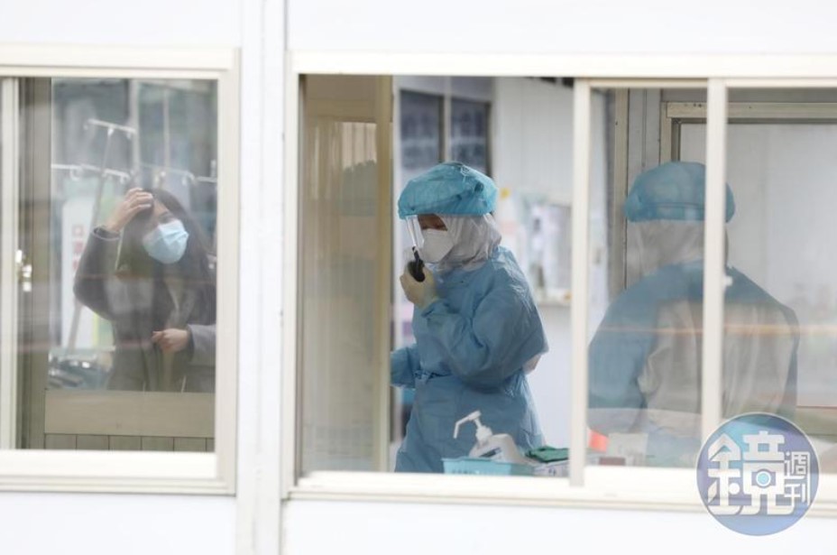 醫護人員在第一線抗疫，承受巨大身心壓力。（本刊資料照）