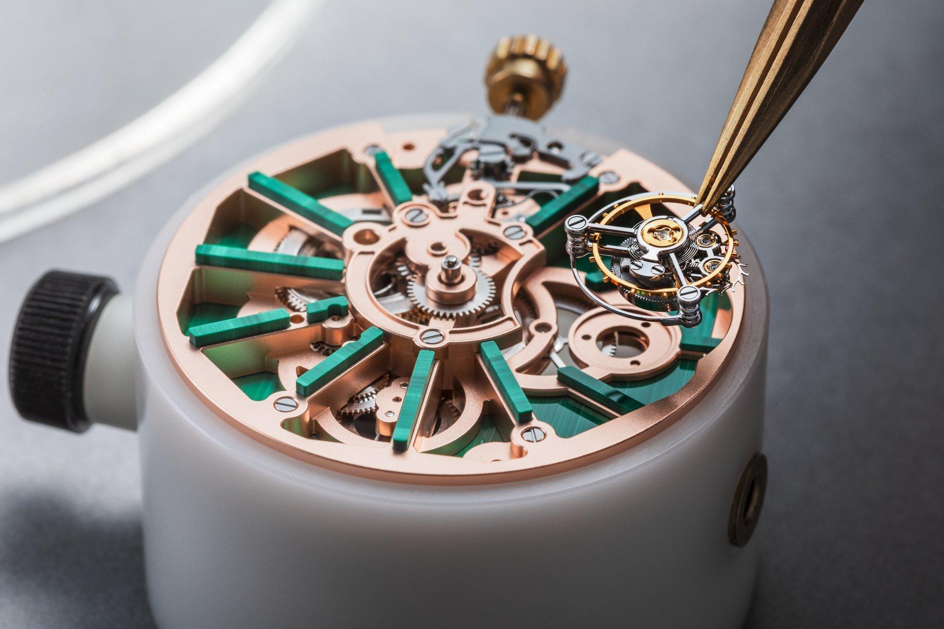 BVLGARI Octo Roma Naturalia 此錶以Octo Roma陀飛輪錶款為基礎，在BVL 206自製手上鍊機芯上，把孔雀石薄片鑲嵌於鏤空零件之間，以及機芯橋板上的時標位置之上，同時其緞面拋光玫瑰金錶殼，採用孔雀石製作的中層結構。錶徑44mm，防水30米。 功能：時、分指示；飛行陀飛輪 機芯：手上鏈機芯 定價：約NT$3,770,000。