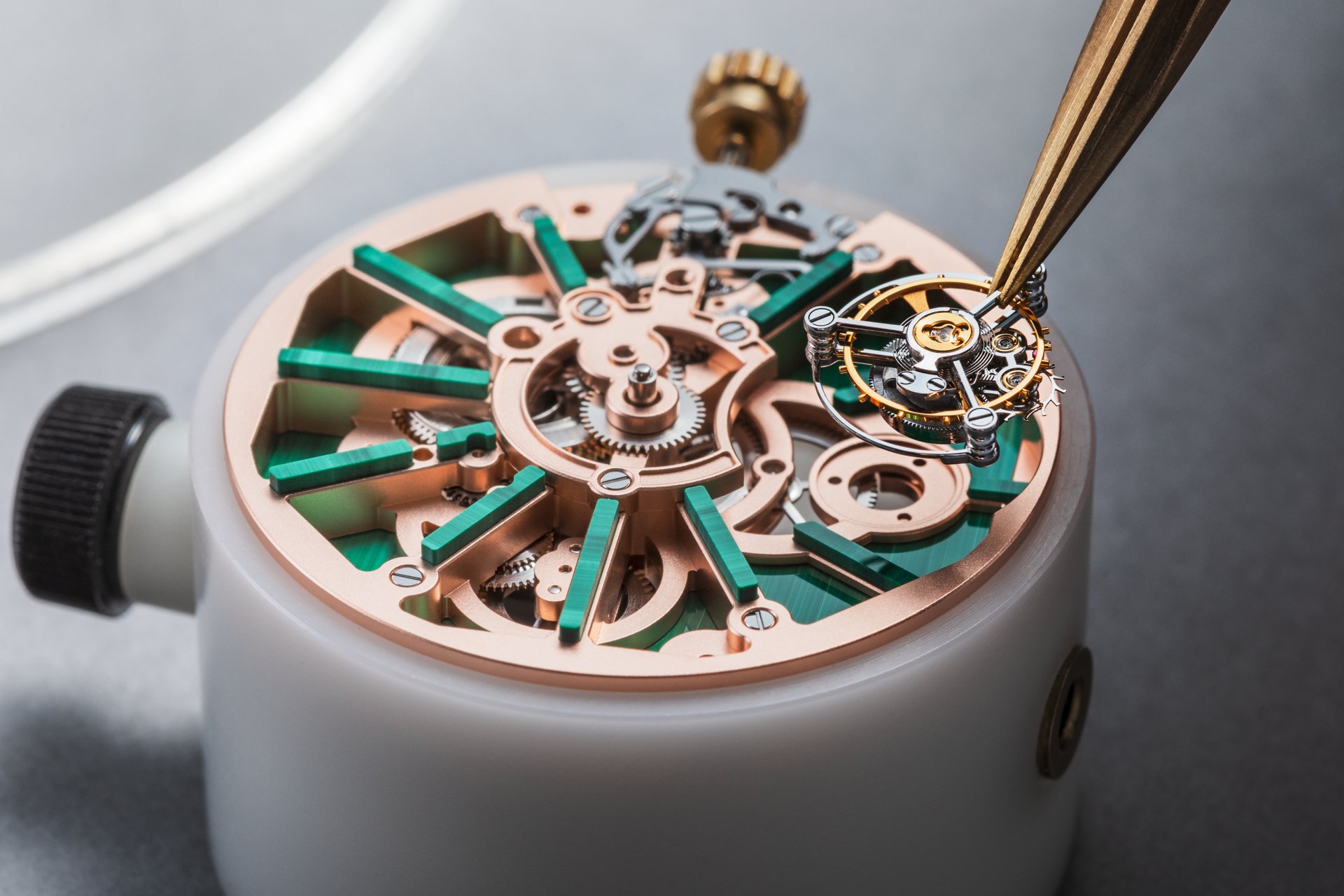 BVLGARI Octo Roma Naturalia 此錶以Octo Roma陀飛輪錶款為基礎，在BVL 206自製手上鍊機芯上，把孔雀石薄片鑲嵌於鏤空零件之間，以及機芯橋板上的時標位置之上，同時其緞面拋光玫瑰金錶殼，採用孔雀石製作的中層結構。錶徑44mm，防水30米。 功能：時、分指示；飛行陀飛輪 機芯：手上鏈機芯 定價：約NT$3,770,000。