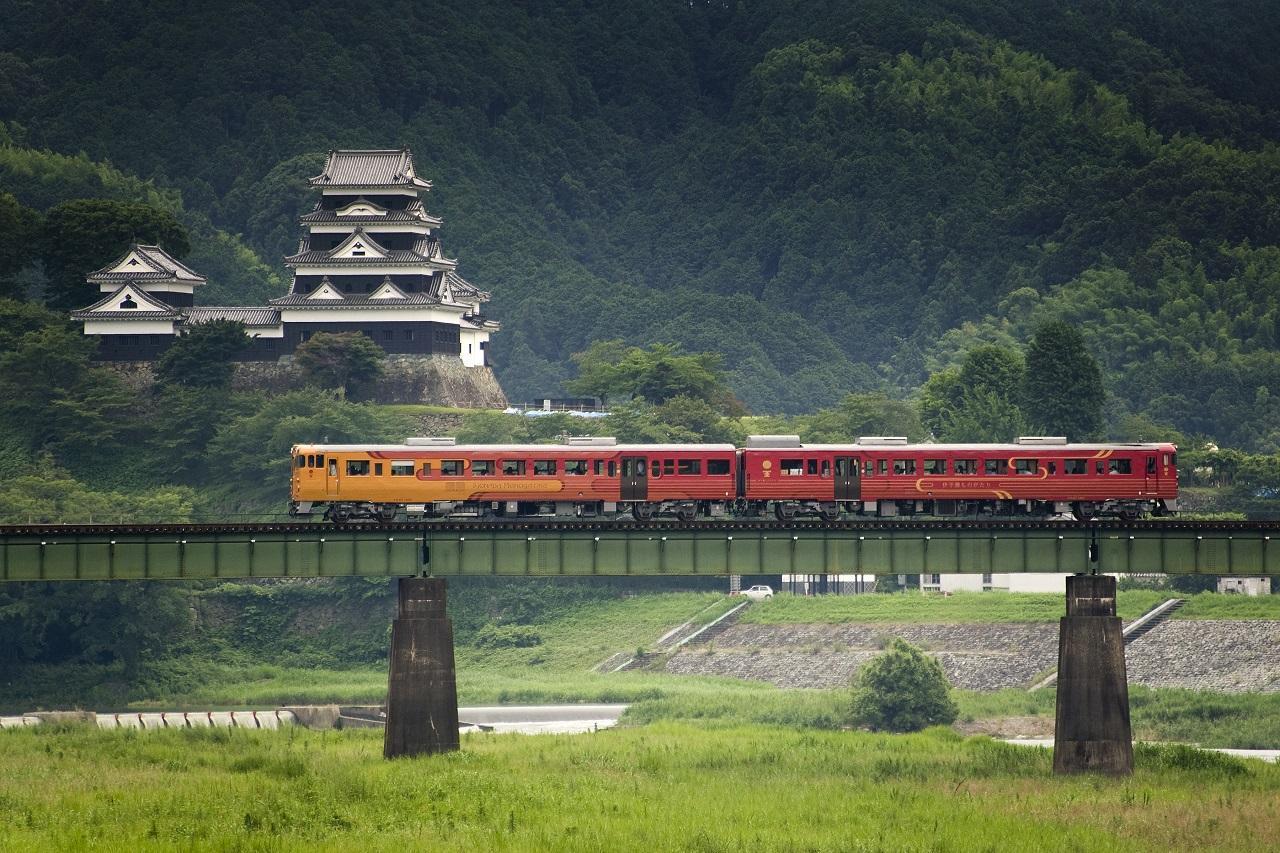 大洲城前的伊予灘物語觀光列車。（愛媛縣觀光國際課提供）
