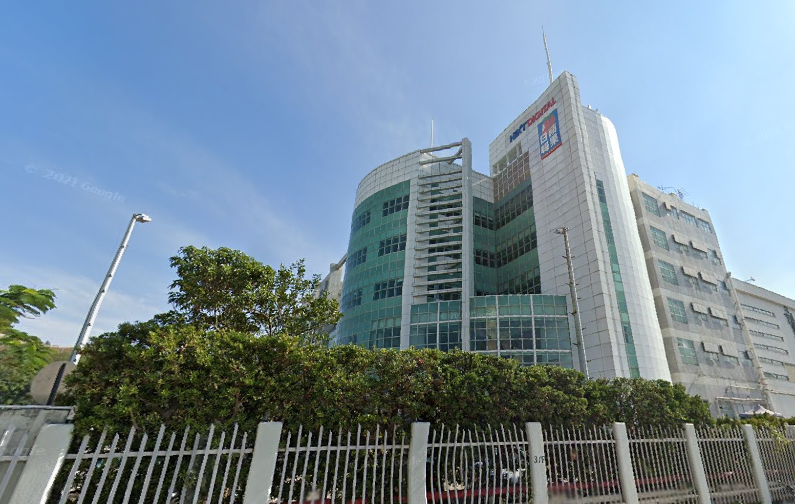 香港政府引用《國安法》凍結壹傳媒集團資金，導致《蘋果日報》今日最後一次實體出版後停運。（翻攝自Google Maps）