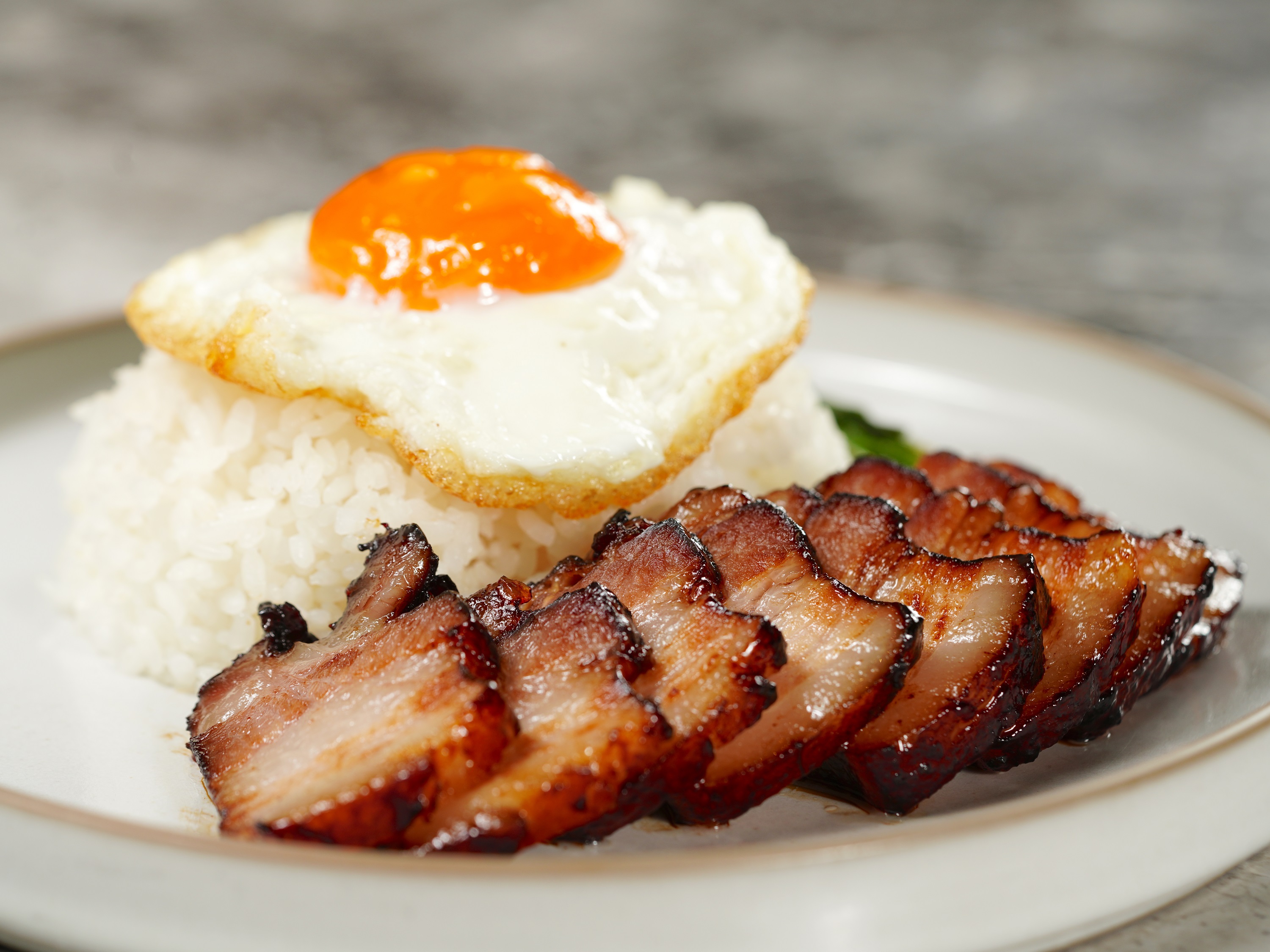 米其林餐盤推薦「Orchid by Nobu Lee蘭餐廳」首度端出港味便當，「黯蘭銷魂飯」主菜是少見的黑叉燒做法。（380元／份）（Orchid by Nobu Lee蘭餐廳提供）