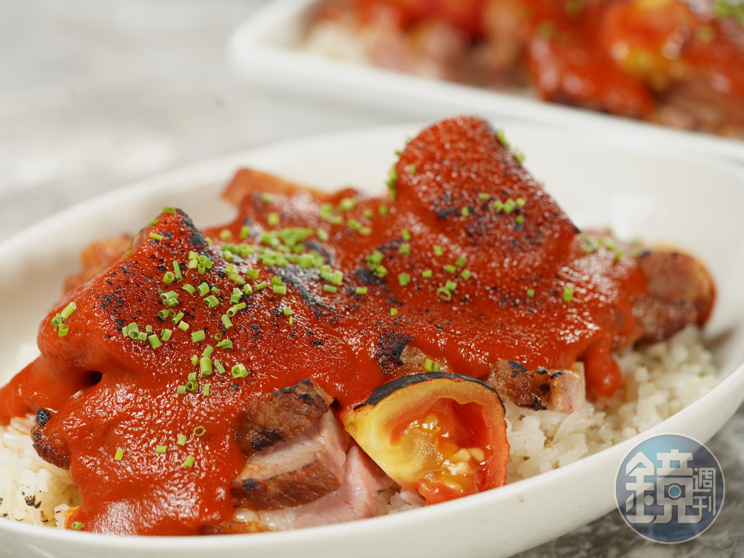 「焗烤戰斧豬排飯」有提鮮解膩的番茄醬汁。（650元／份）（Orchid by Nobu Lee蘭餐廳提供）