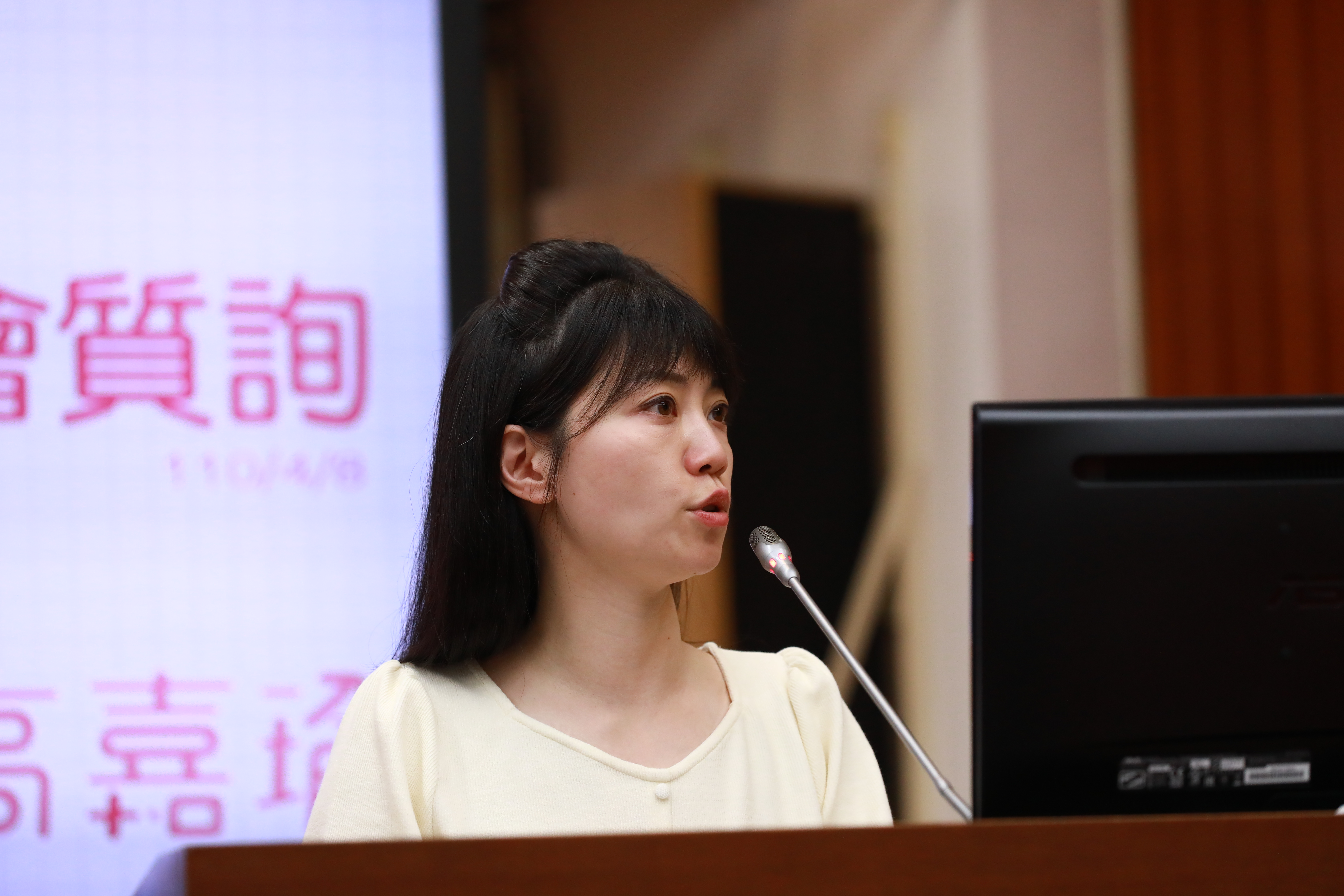 台北市長柯文哲日前自爆民進黨立委高嘉瑜幫禾馨診所向衛生局要疫苗，高嘉瑜甚至為此賭上立委職務保證沒有關說。（本刊資料照）