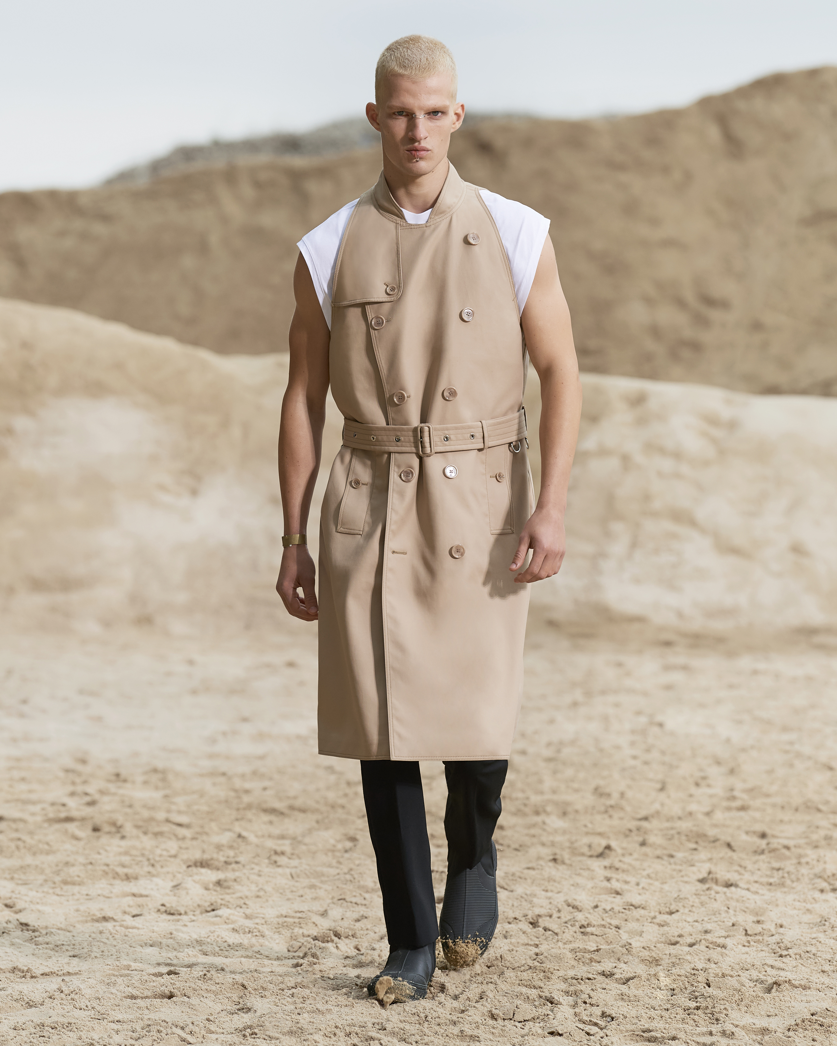 Burberry以風衣聞名於世，2022年春夏以圍裙繞頸式剪裁手法重新詮釋。（Burberry提供）