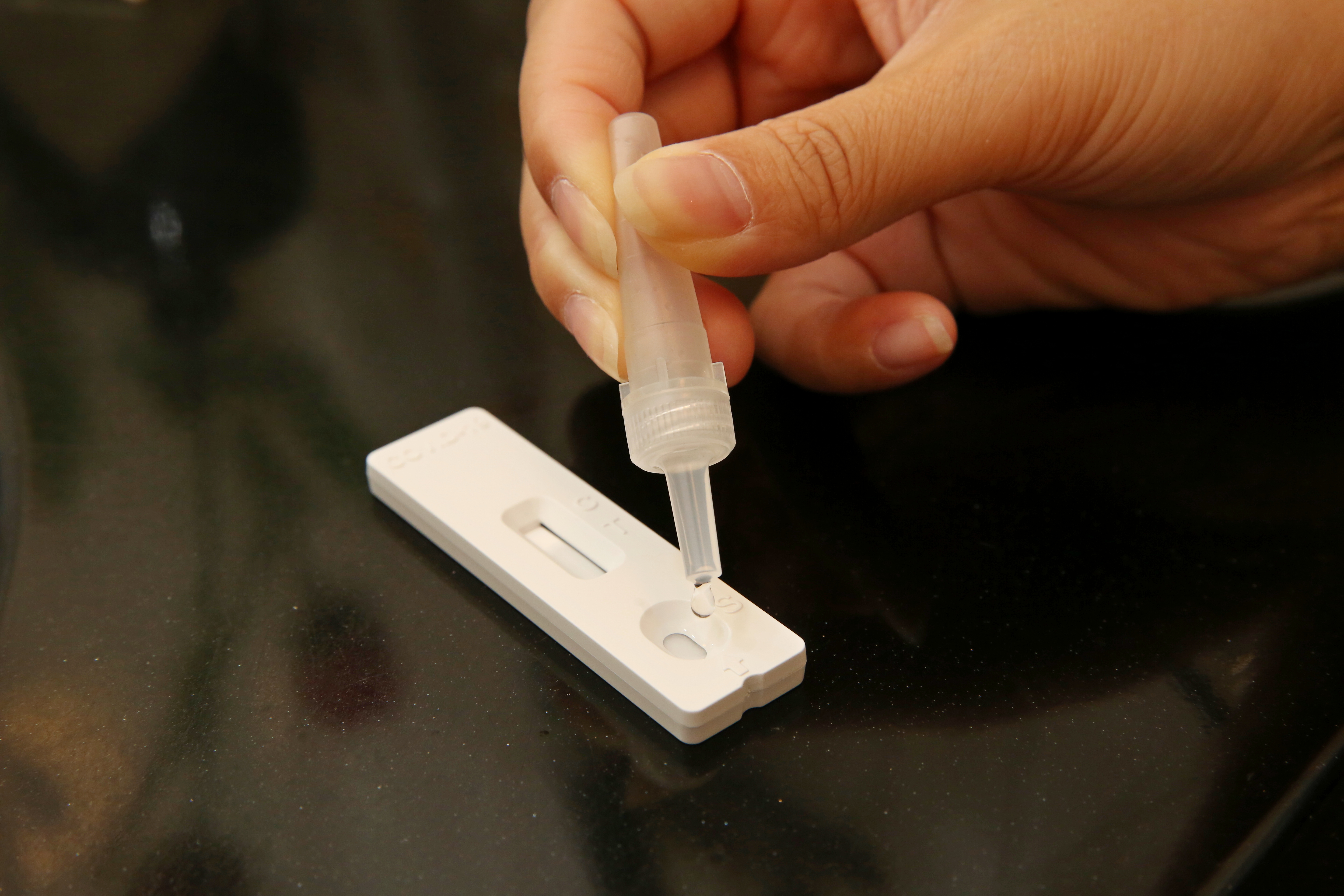 各家超商、超市陸續開賣家用快篩試劑。