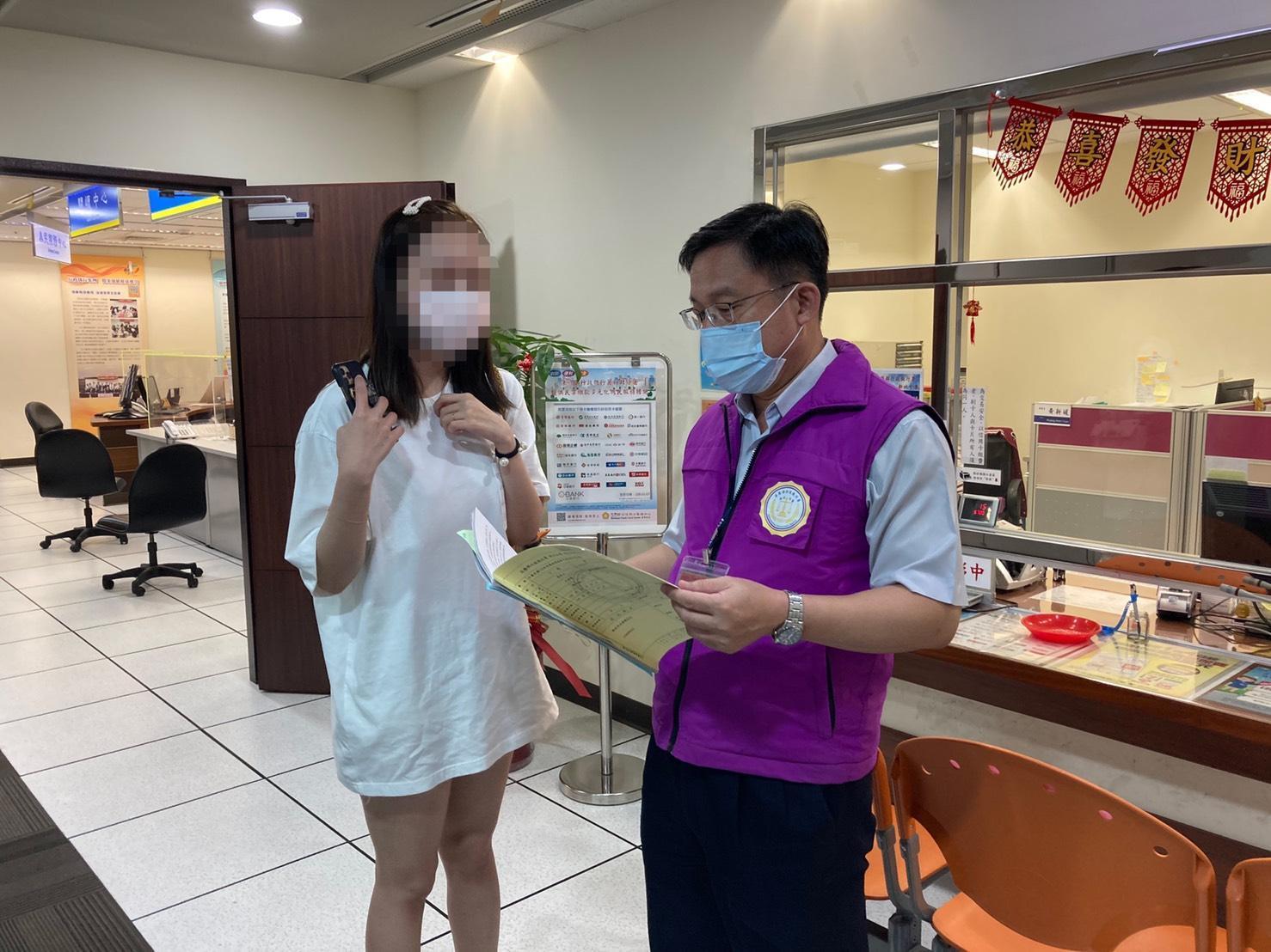 謝姓女大生向主任行政執行官陳述無辜被裁罰20萬元始末。(新北分署提供)