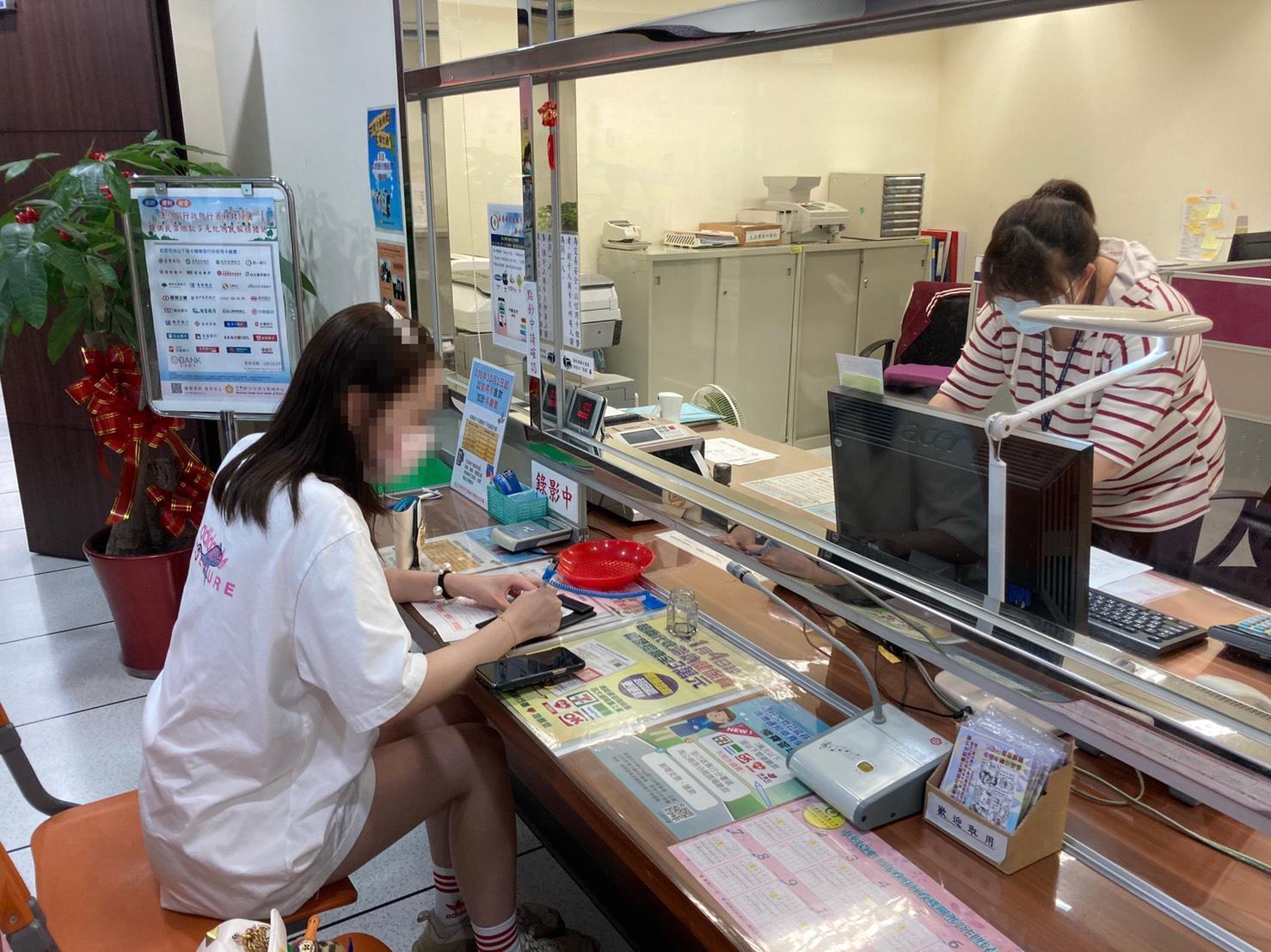 欲前往日本的謝女分別以現金及信用卡各繳納10萬元罰鍰。(新北分署提供)
