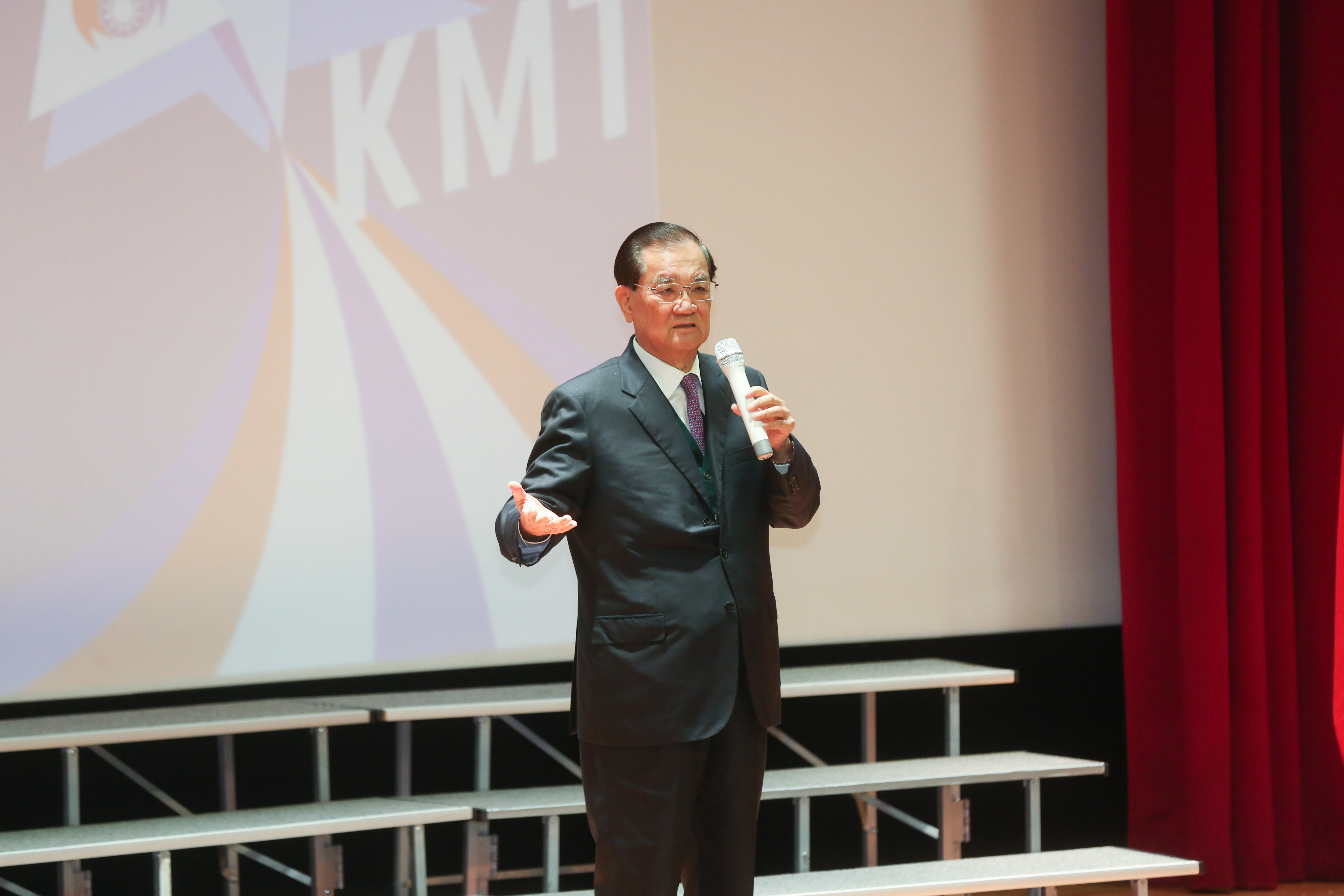 振興醫院違規替連戰（圖）夫婦及8位志工施打疫苗，北市衛生局開罰30萬元。（資料照）