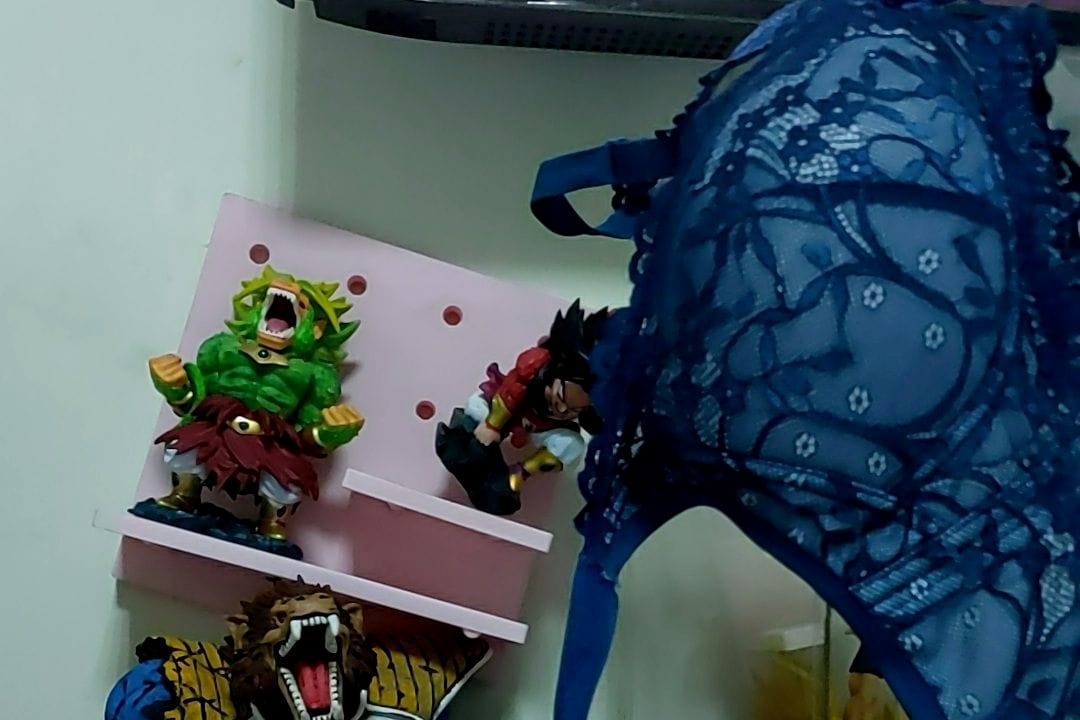 一名網友發文抱怨女友亂丟胸罩，隔天竟收到其他男網友騷擾。（翻攝自臉書社團「爆怨2公社」）