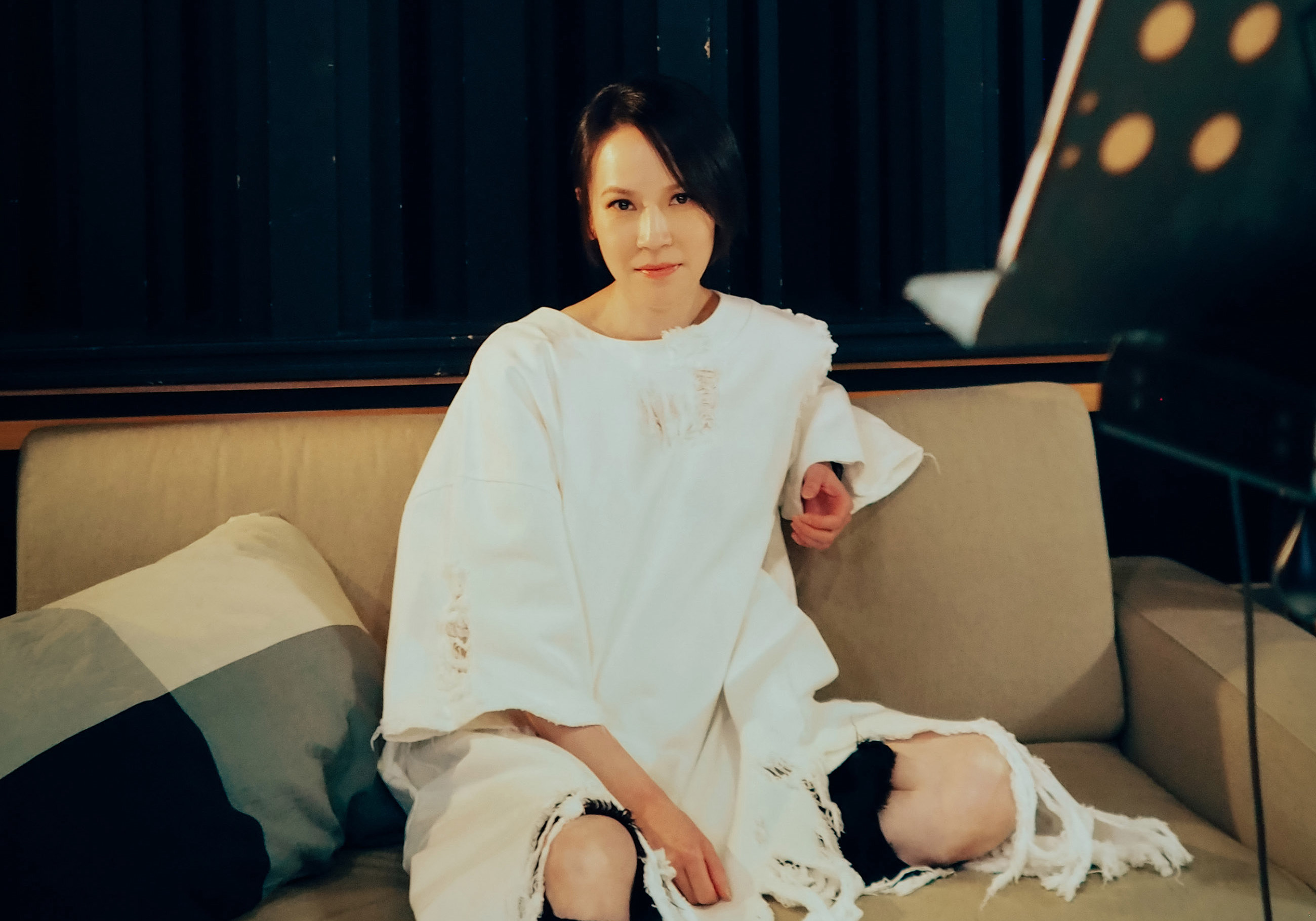 楊乃文推出男女對唱曲〈糾纏〉。（亞神音樂提供）