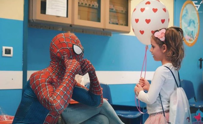 義大利男子維拉狄塔扮「蜘蛛人」鼓勵病童，善舉備受肯定。（翻攝自mattiavillardita IG）