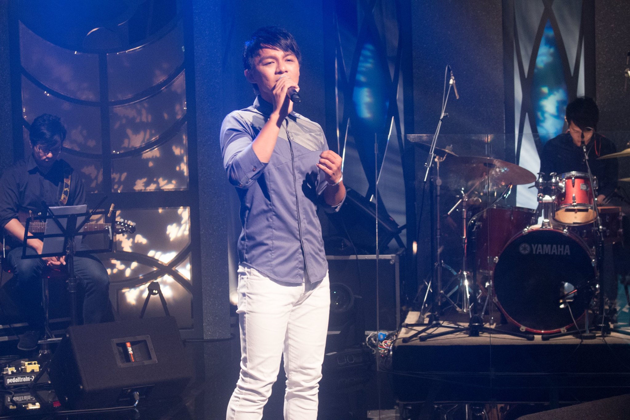 曾瑋中前陣子為了賺生活費，跑去到丫頭的桌遊店裡應徵打工。（翻攝自曾瑋中臉書）