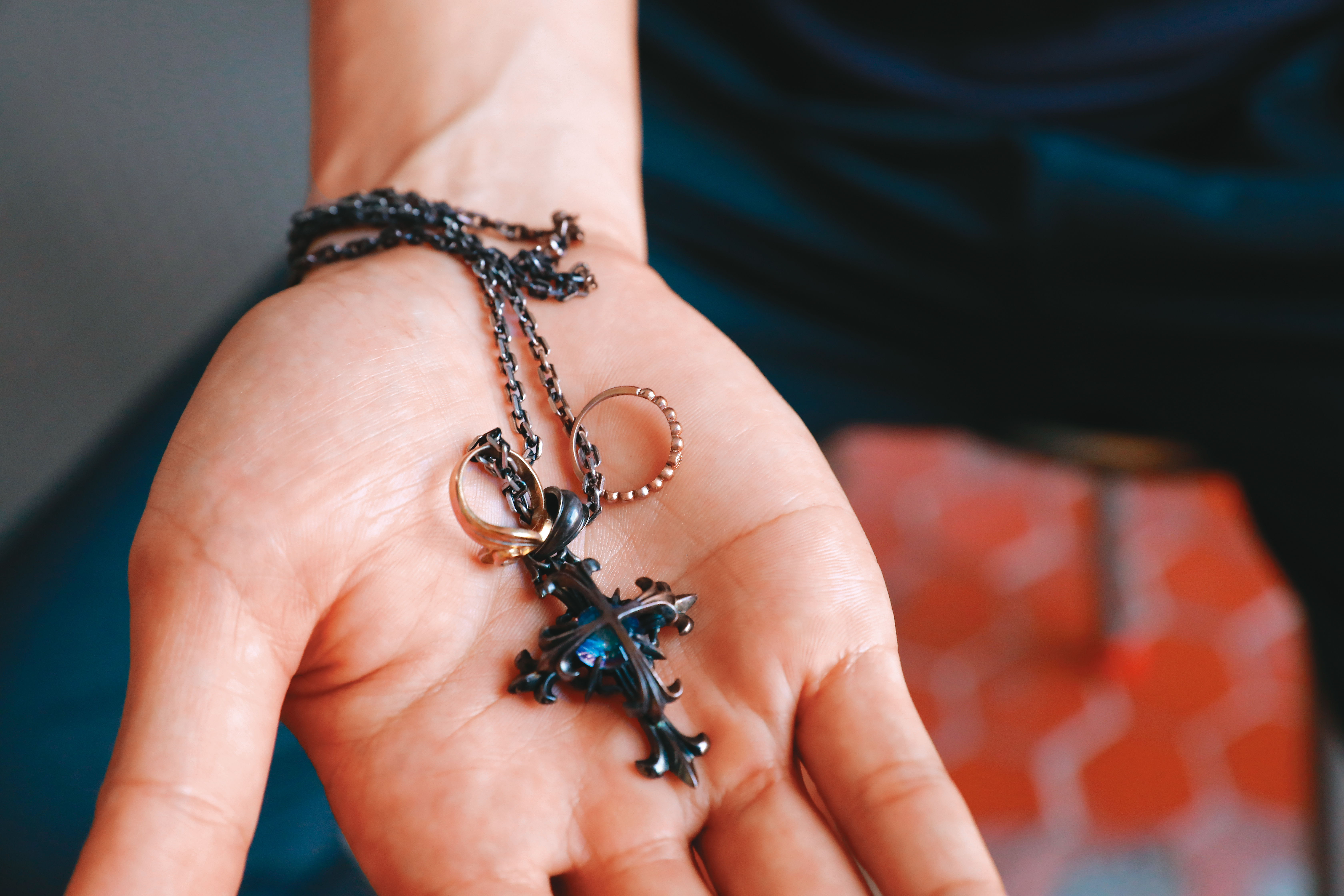 哥哥林小月將妹妹小魚的2只戒指,串在自己的項鍊上。