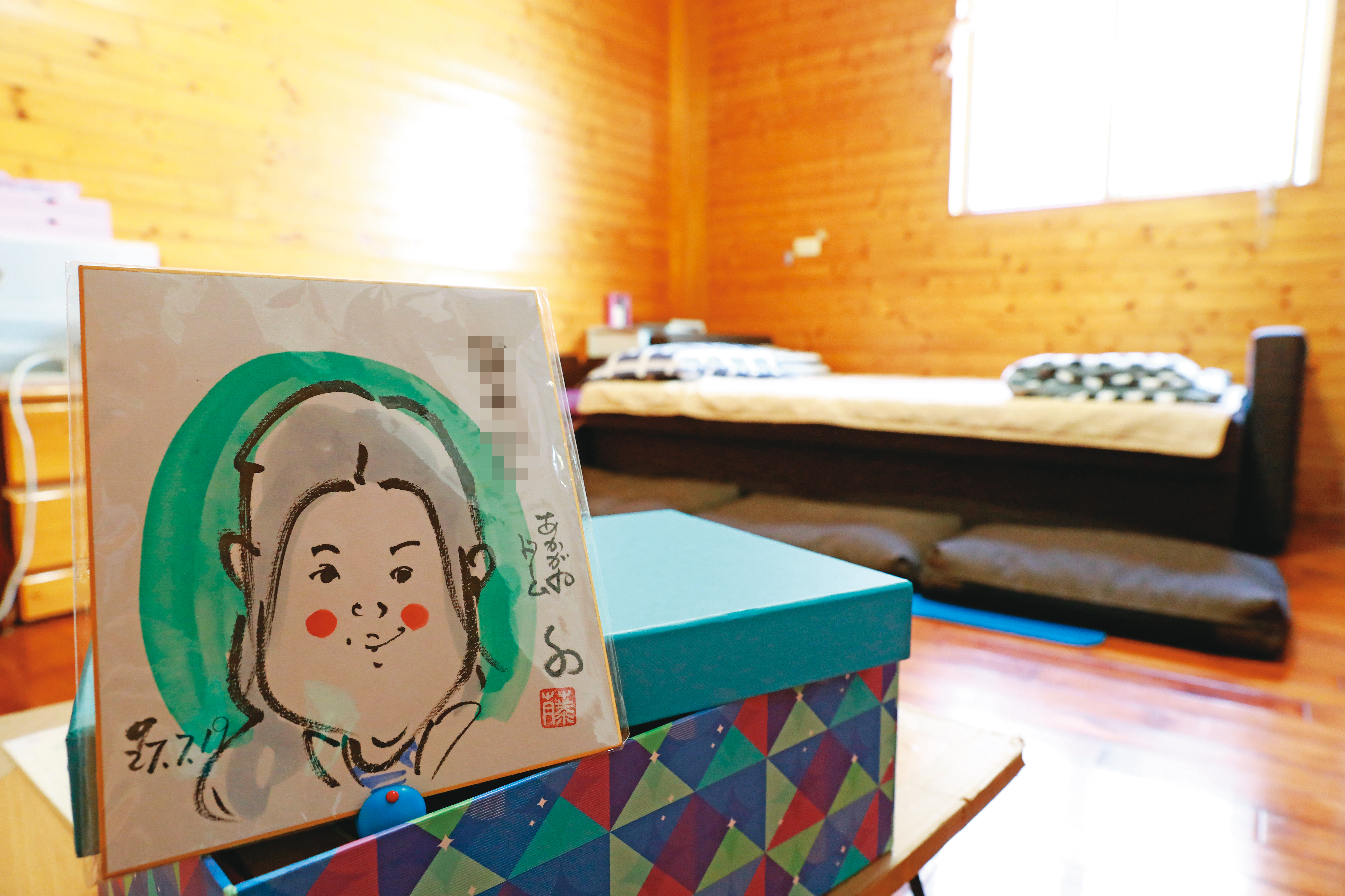 小魚的房間放著諸多友人的感謝卡，其中一張是日本友人為小魚繪製的肖像畫。