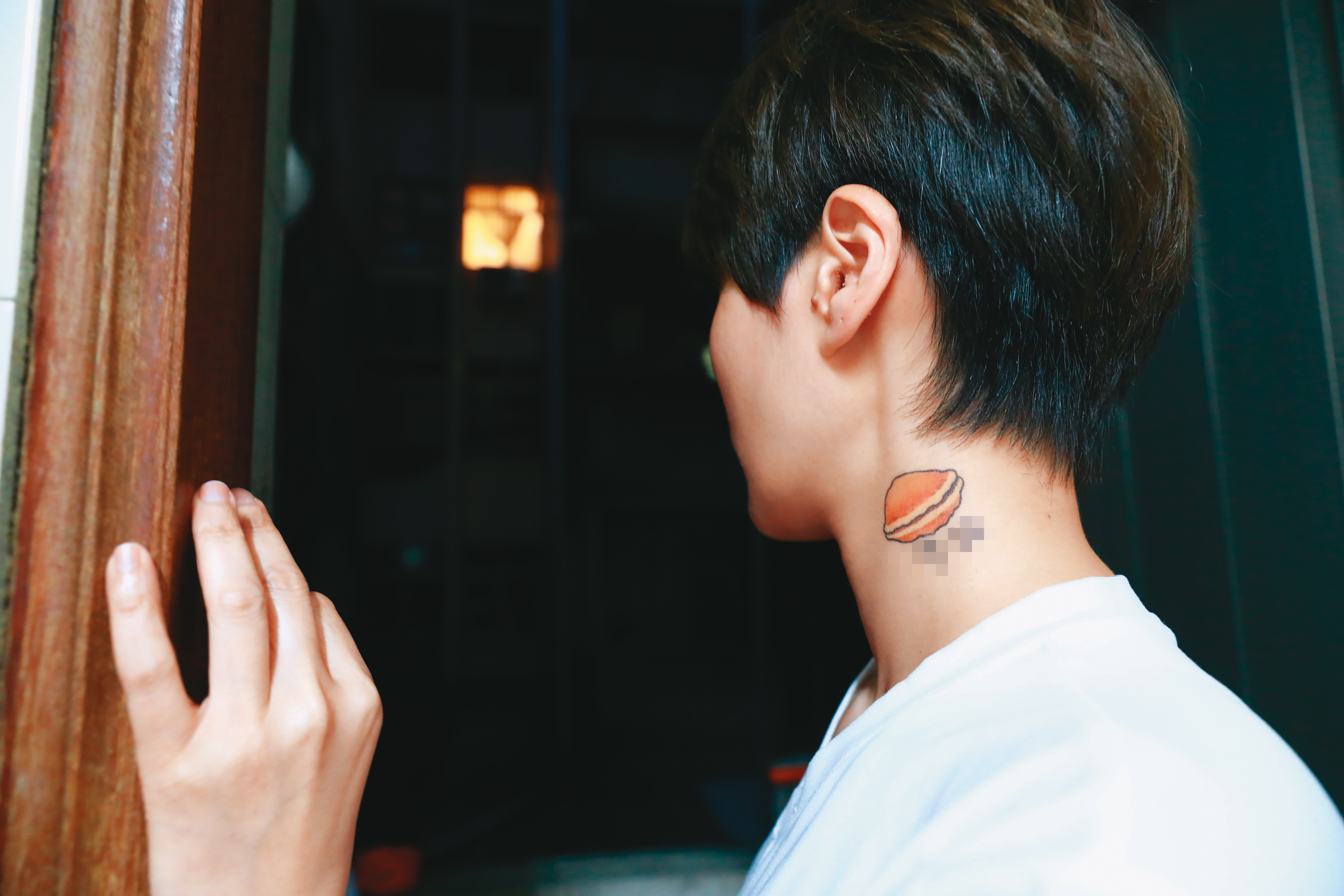 為了紀念小魚，堂姊小若將代表哆啦A夢的銅鑼燒刺在脖子上。