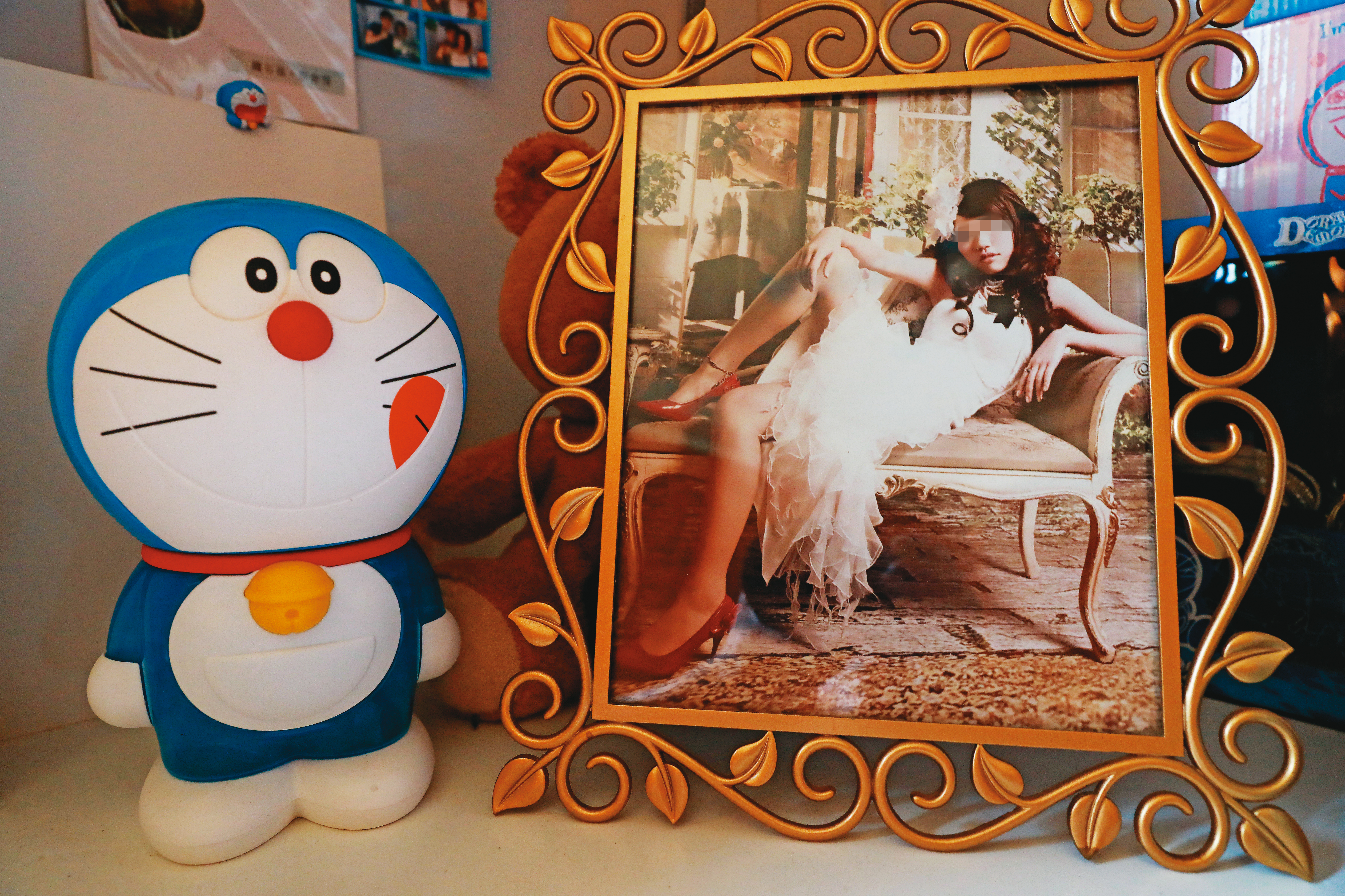 小魚房間的梳妝台上，放著讀書時期拍攝的沙龍照，以及她最喜歡的哆啦A夢玩偶。