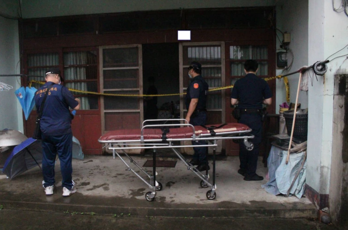 一名31歲孫疑似不堪長期照顧臥床祖母，持菜刀將祖母砍死。（翻攝畫面）